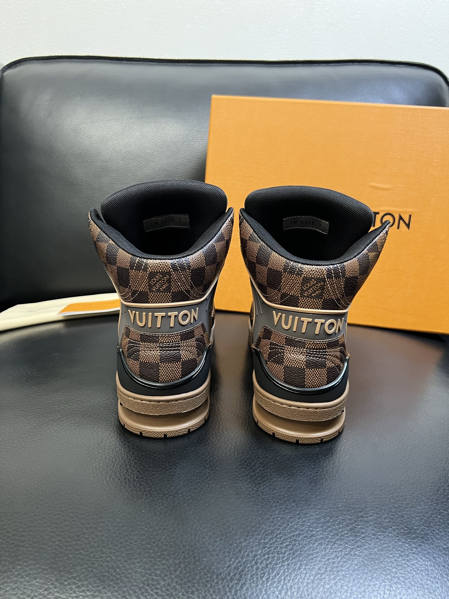 Lv 高品质 顶级工艺品 路易威登，专柜同步，鞋面意大利进口，高品质拼接缤纷色彩复杂工艺品，进口水染牛皮