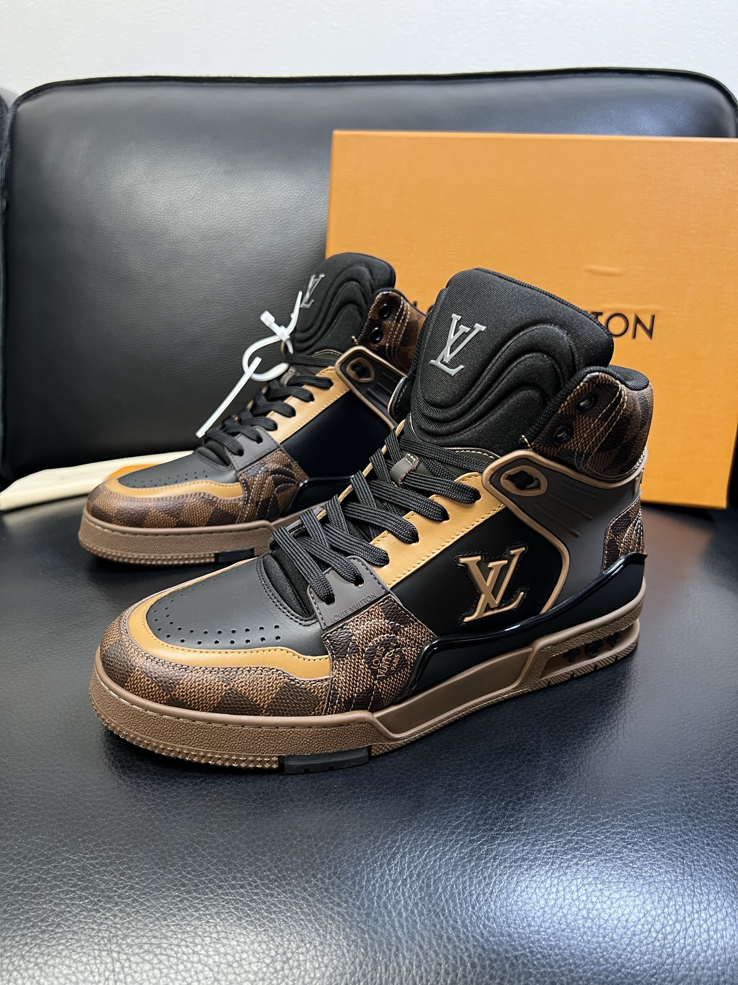 Lv 高品质 顶级工艺品 路易威登，专柜同步，鞋面意大利进口，高品质拼接缤纷色彩复杂工艺品，进口水染牛皮