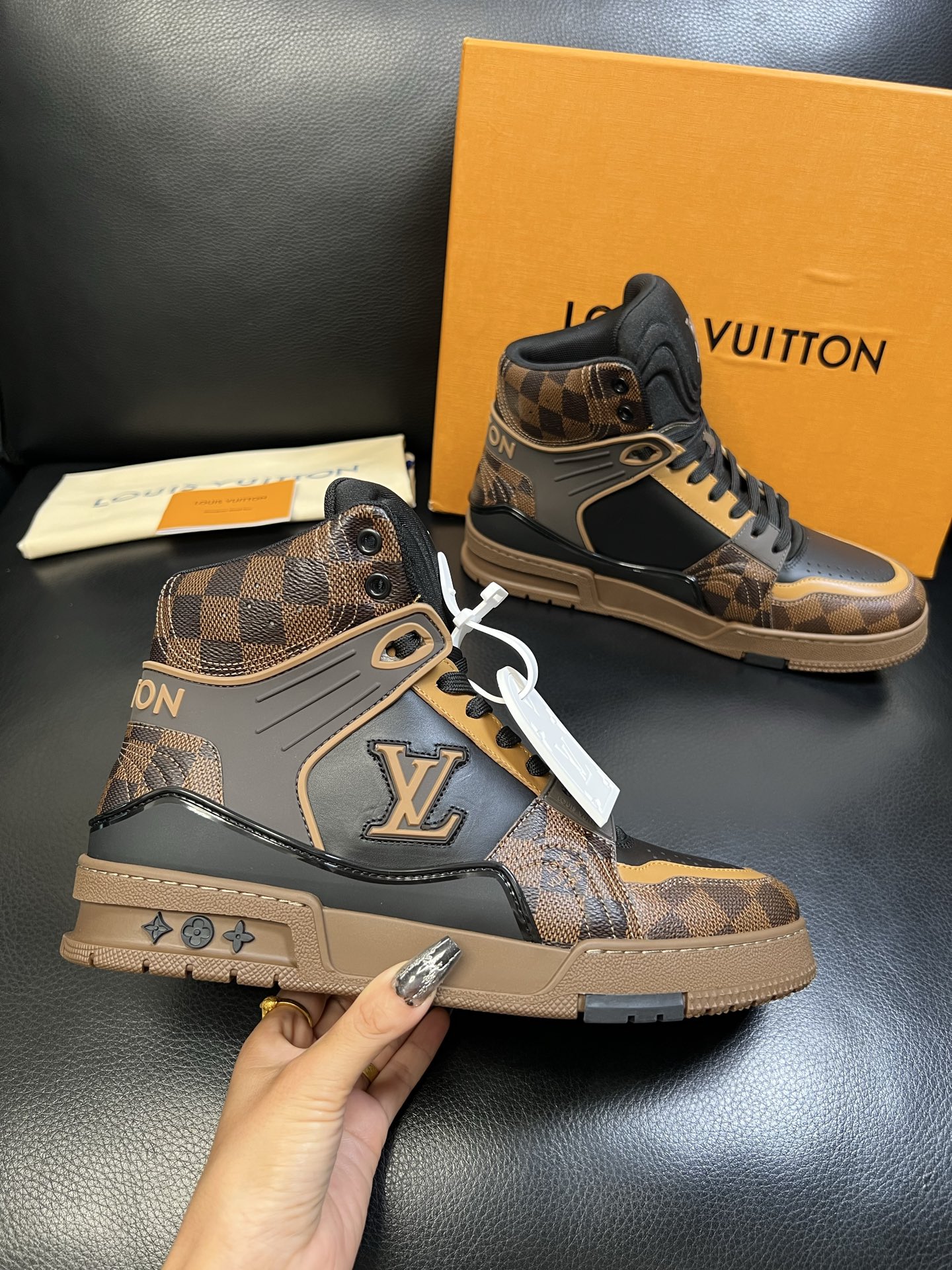 Lv 高品质 顶级工艺品 路易威登，专柜同步，鞋面意大利进口，高品质拼接缤纷色彩复杂工艺品，进口水染牛皮