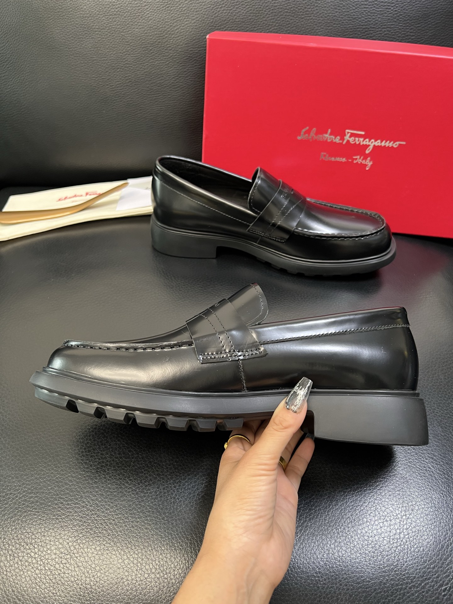 Ferragamo 高品质 顶级工艺品 菲拉格慕 专柜同步发售原厂配置，意大利进口原版牛皮，进口水染牛里