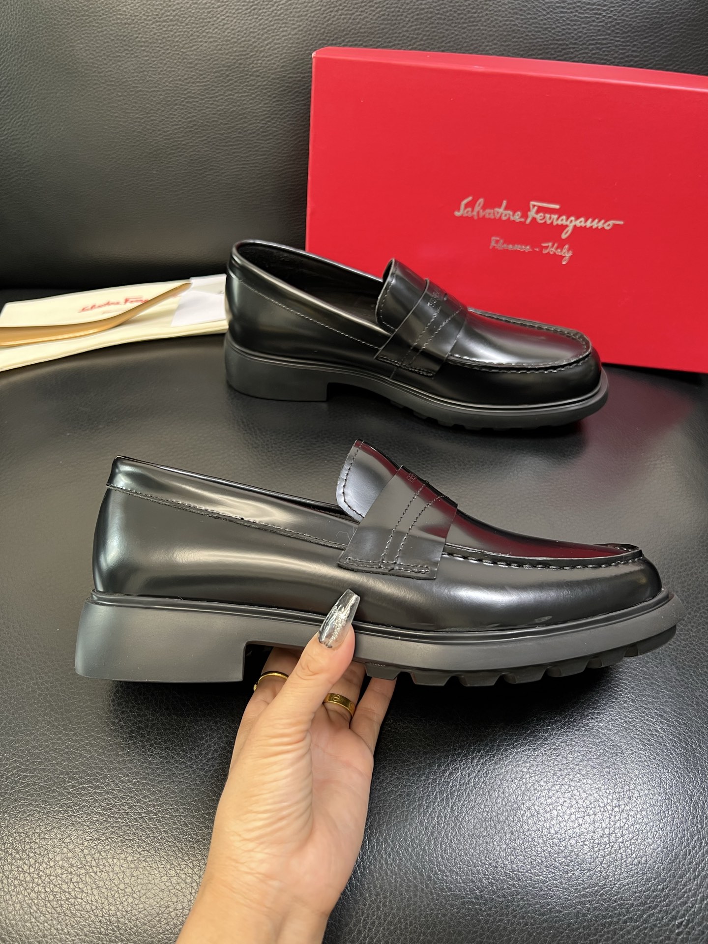 Ferragamo 高品质 顶级工艺品 菲拉格慕 专柜同步发售原厂配置，意大利进口原版牛皮，进口水染牛里