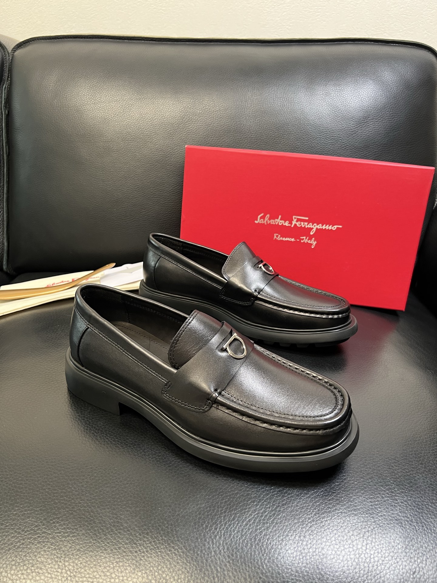 NO:557812,Ferragamo high-quality top handicrafts. Ferragamo counters simultaneously sell original factory configurations, original cowhide imported from Italy, imported water-dyed cowhide, soles specially provided by the original factory and super comfortable, original factory follow-up orders, welcome to compare at the counter simultaneously, code number 39-44 (order 38 45 46), ferragamo, ferragamo, cowhide19860909Ferragamo 高品质 顶级工艺品 菲拉格慕专柜同步发售原厂配置,意大利进口原版牛皮,进口水染牛里 ,鞋底原厂特供原版底超级舒适,原厂跟单货 ,欢迎对比专柜同步,码数 39-44（订38 45 46）,,ferragamo,ferragamo,cowhide,Men's shoes