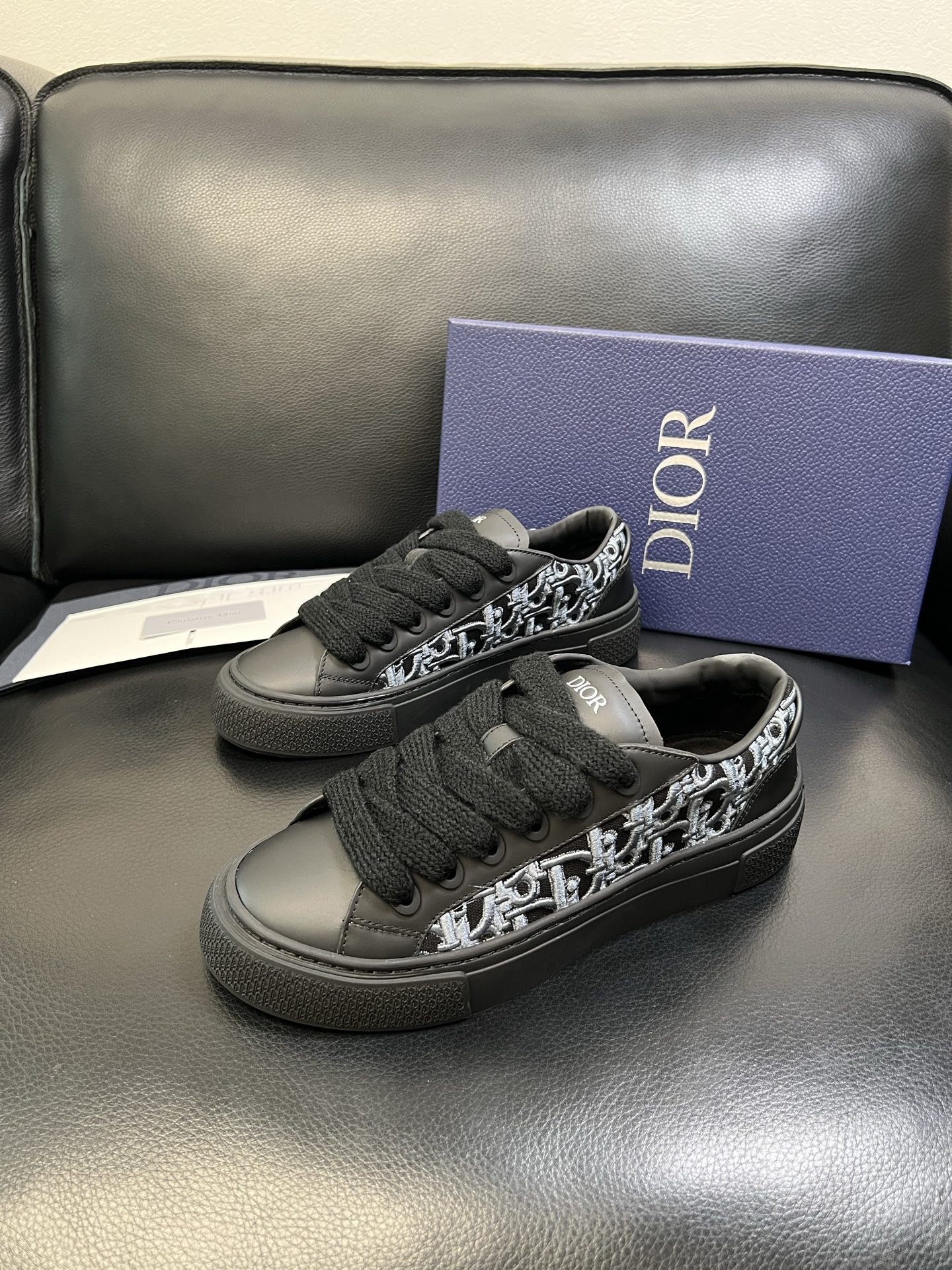 Dior 顶级工艺品 迪奥 专柜同步 原厂配置，意大利进口原版牛皮面料，透气舒适进口水染牛里垫，鞋底：原