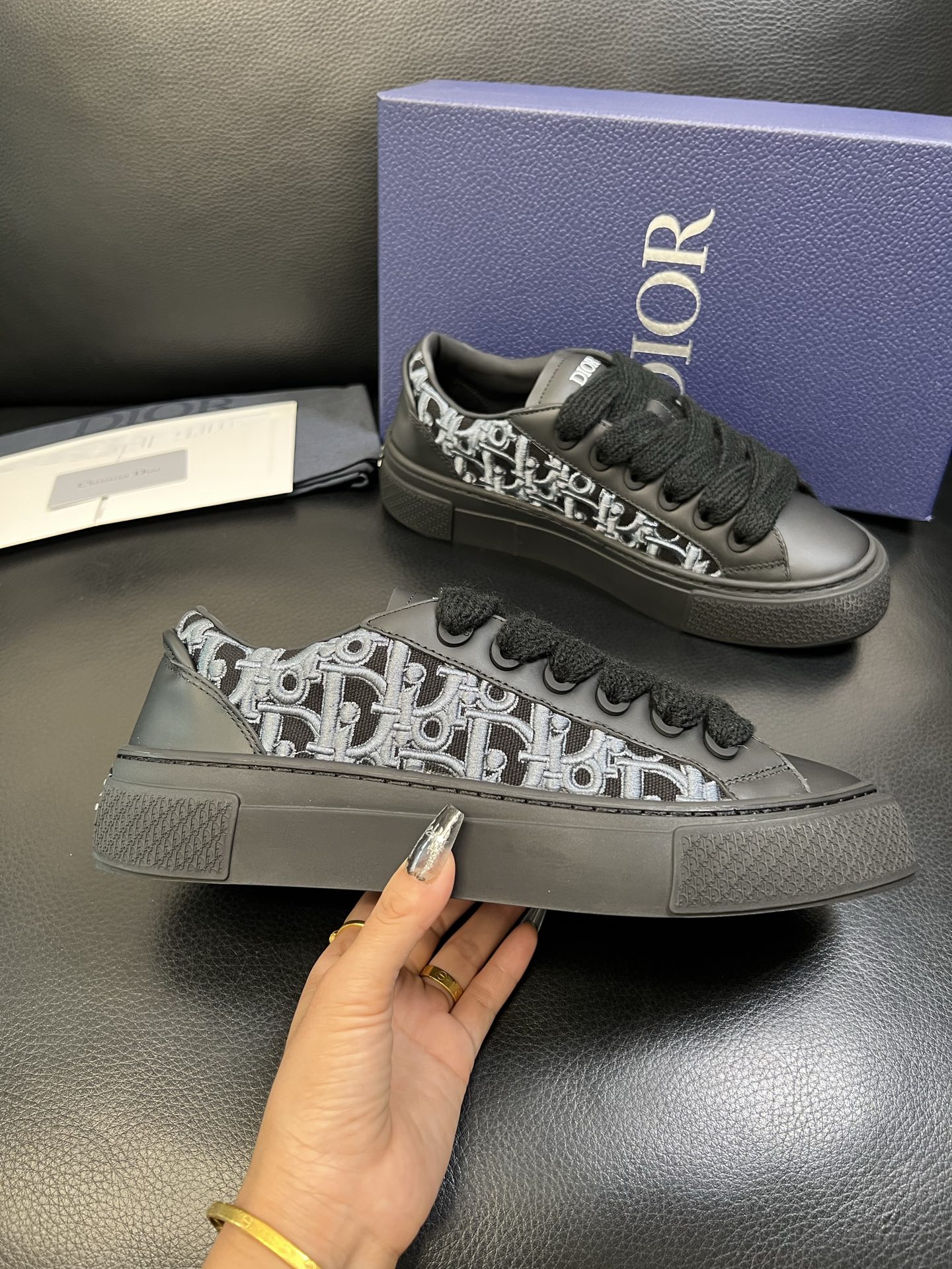 Dior 顶级工艺品 迪奥 专柜同步 原厂配置，意大利进口原版牛皮面料，透气舒适进口水染牛里垫，鞋底：原