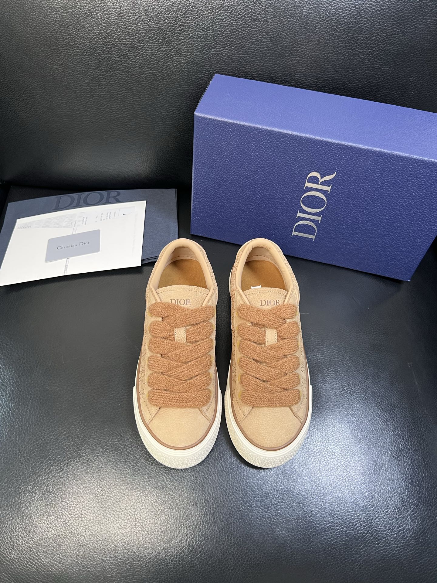 Dior 顶级工艺品 迪奥 专柜同步 原厂配置，意大利进口原版牛皮面料，透气舒适进口水染牛里垫，鞋底：原