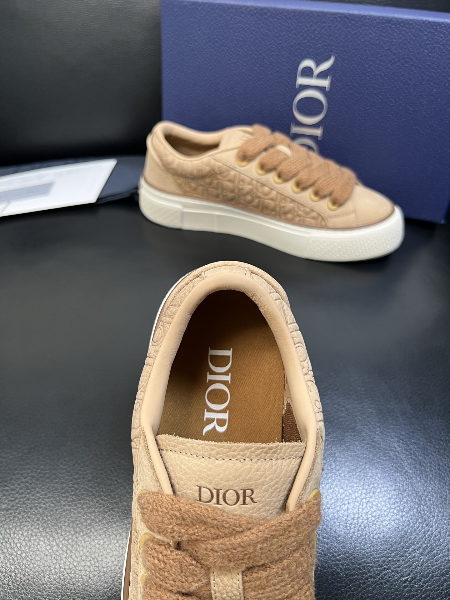 Dior 顶级工艺品 迪奥 专柜同步 原厂配置，意大利进口原版牛皮面料，透气舒适进口水染牛里垫，鞋底：原
