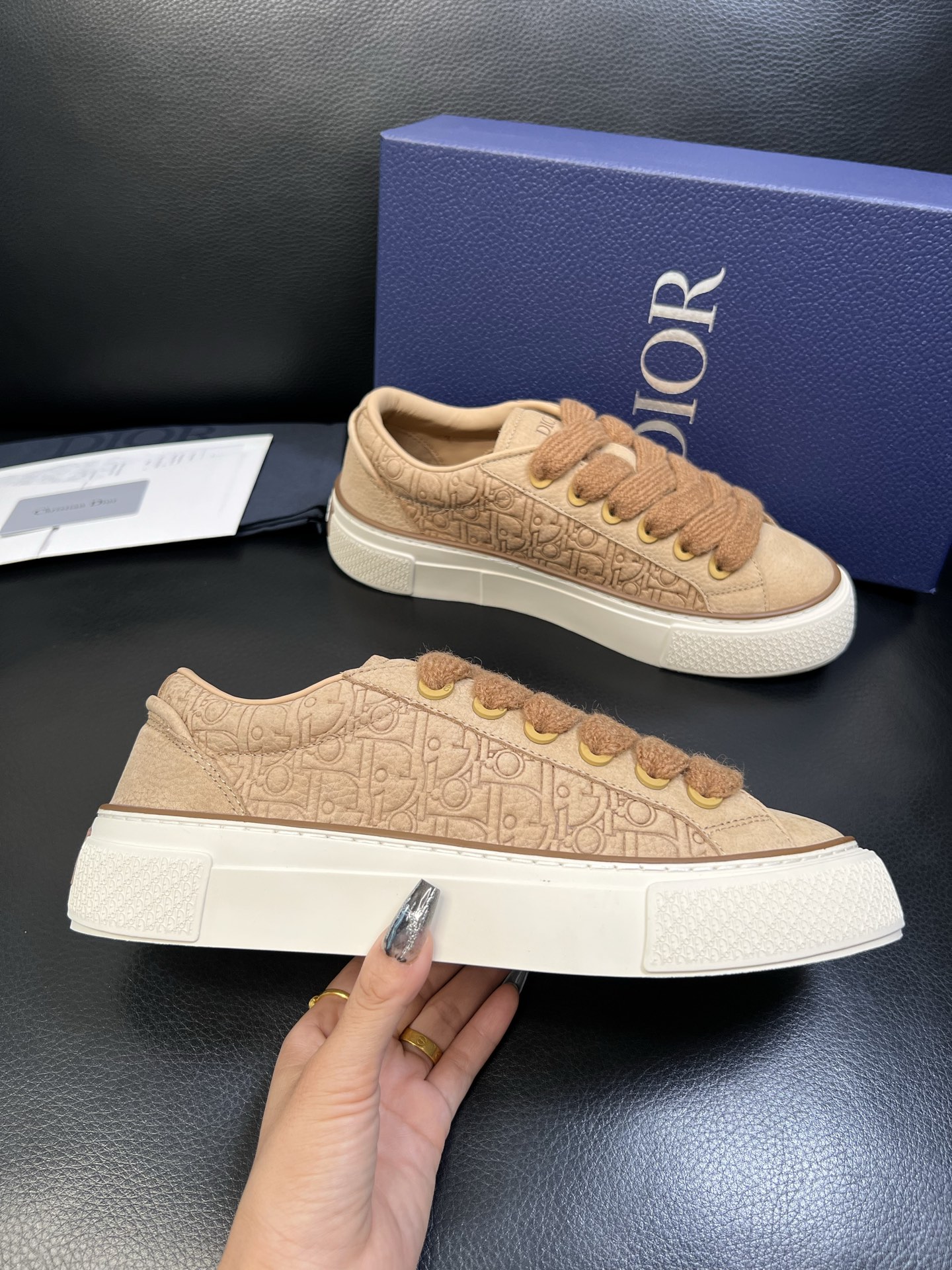 Dior 顶级工艺品 迪奥 专柜同步 原厂配置，意大利进口原版牛皮面料，透气舒适进口水染牛里垫，鞋底：原