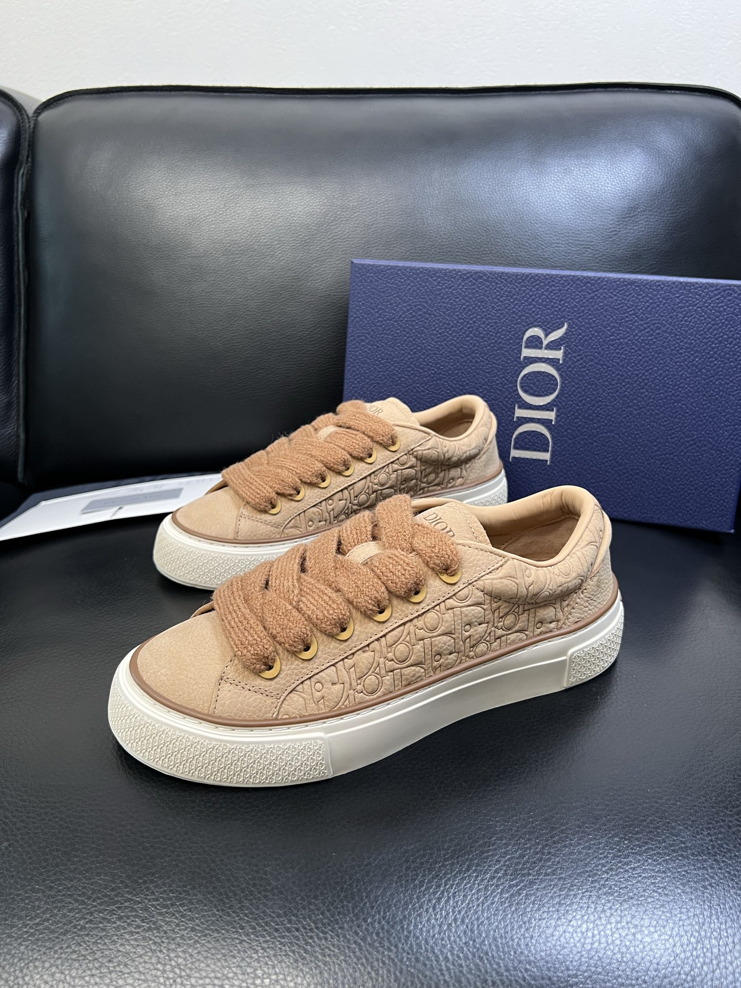 Dior 顶级工艺品 迪奥 专柜同步 原厂配置，意大利进口原版牛皮面料，透气舒适进口水染牛里垫，鞋底：原