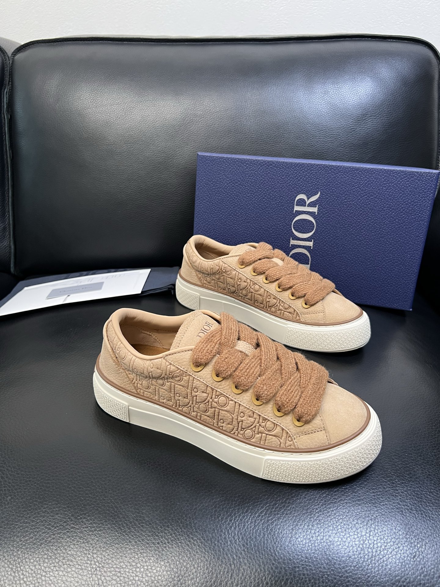 Dior 顶级工艺品 迪奥 专柜同步 原厂配置，意大利进口原版牛皮面料，透气舒适进口水染牛里垫，鞋底：原