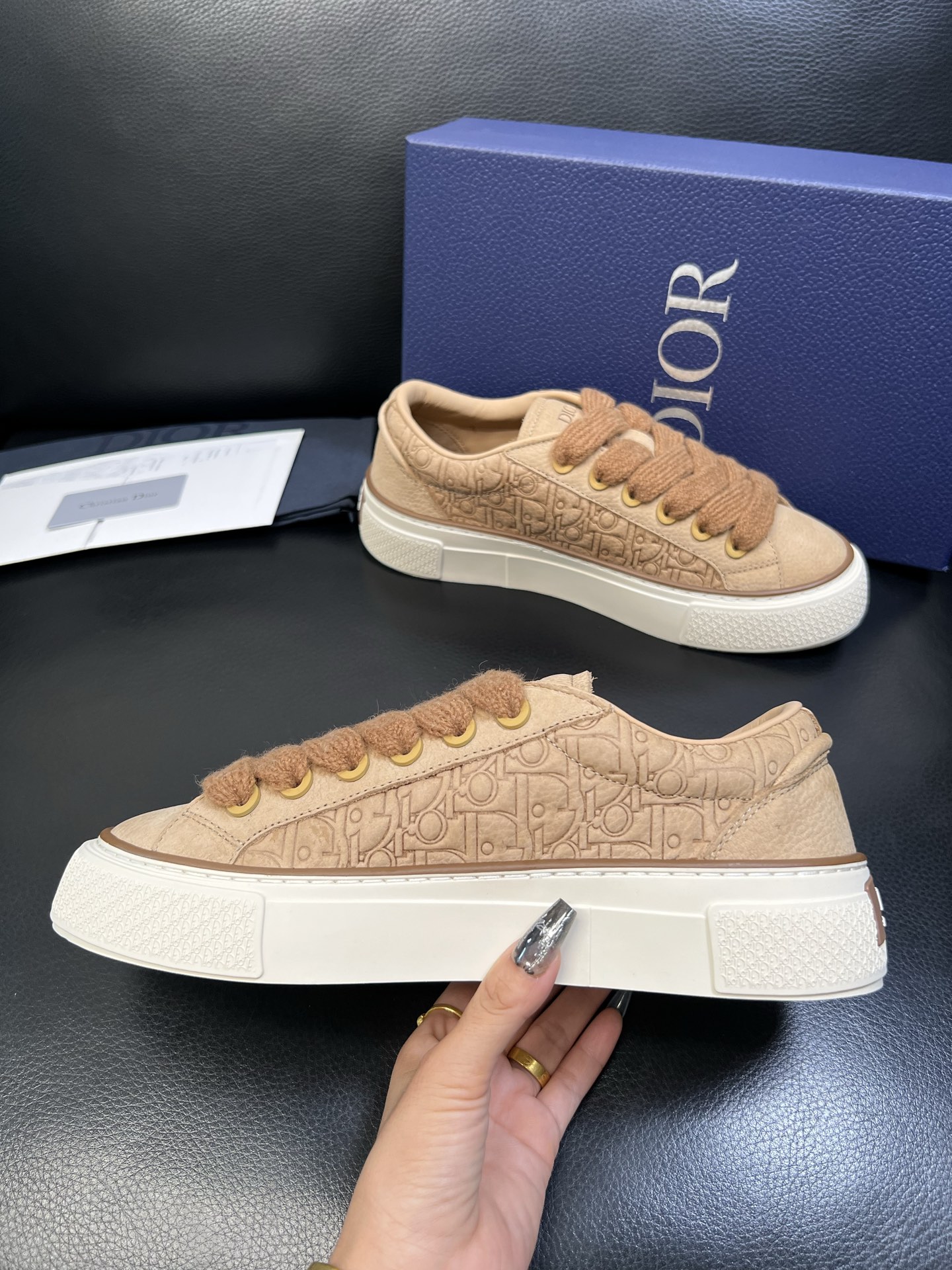 Dior 顶级工艺品 迪奥 专柜同步 原厂配置，意大利进口原版牛皮面料，透气舒适进口水染牛里垫，鞋底：原