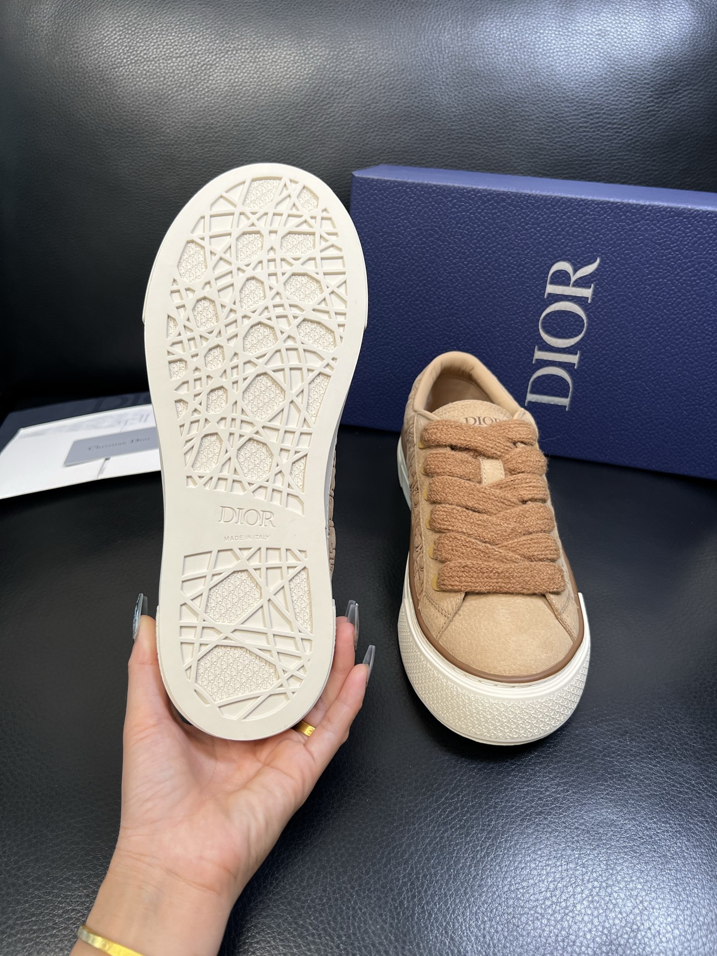 Dior 顶级工艺品 迪奥 专柜同步 原厂配置，意大利进口原版牛皮面料，透气舒适进口水染牛里垫，鞋底：原