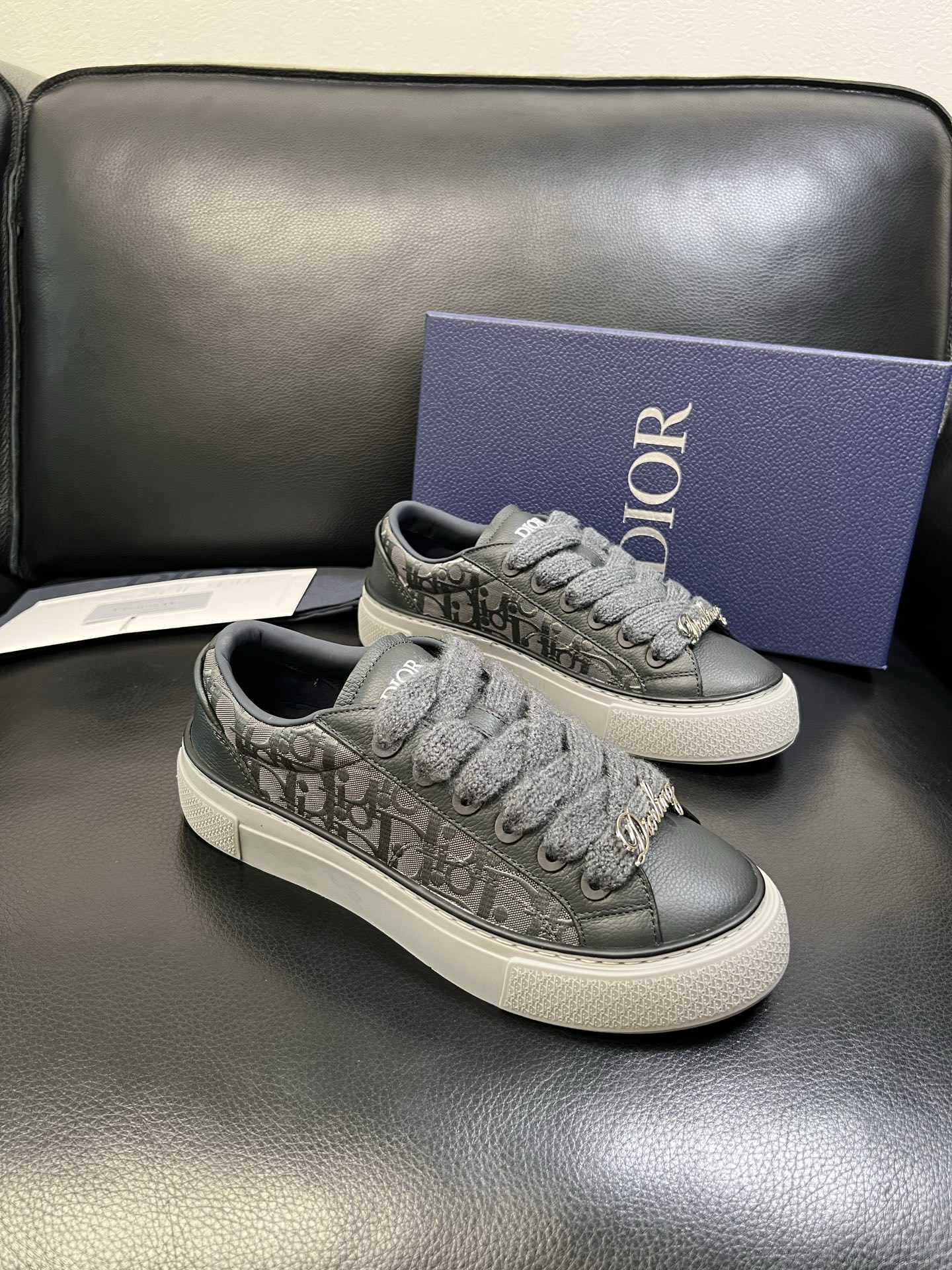 Dior 顶级工艺品 迪奥 专柜同步 原厂配置，意大利进口原版牛皮面料，透气舒适进口水染牛里垫，鞋底：原