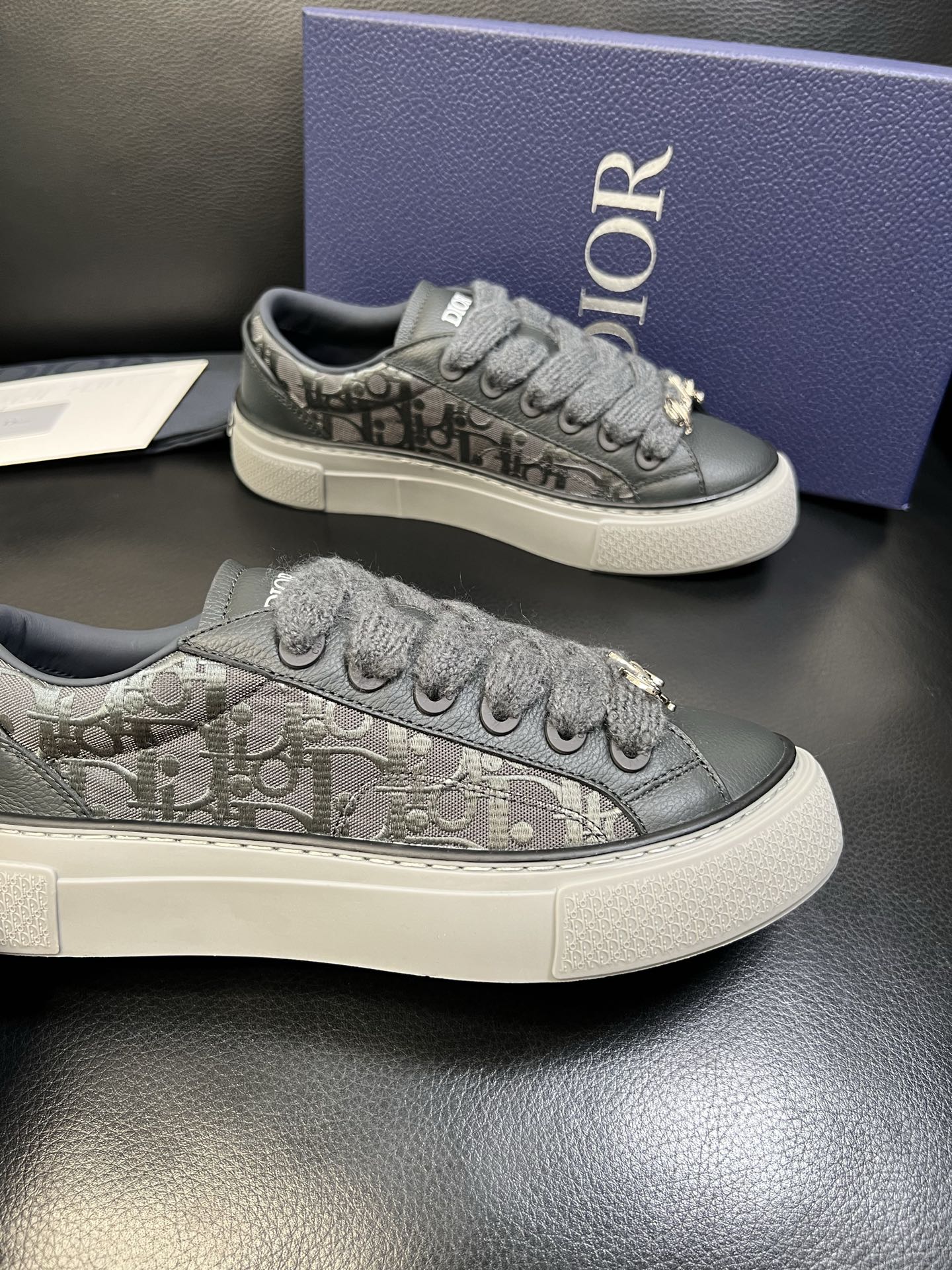 Dior 顶级工艺品 迪奥 专柜同步 原厂配置，意大利进口原版牛皮面料，透气舒适进口水染牛里垫，鞋底：原