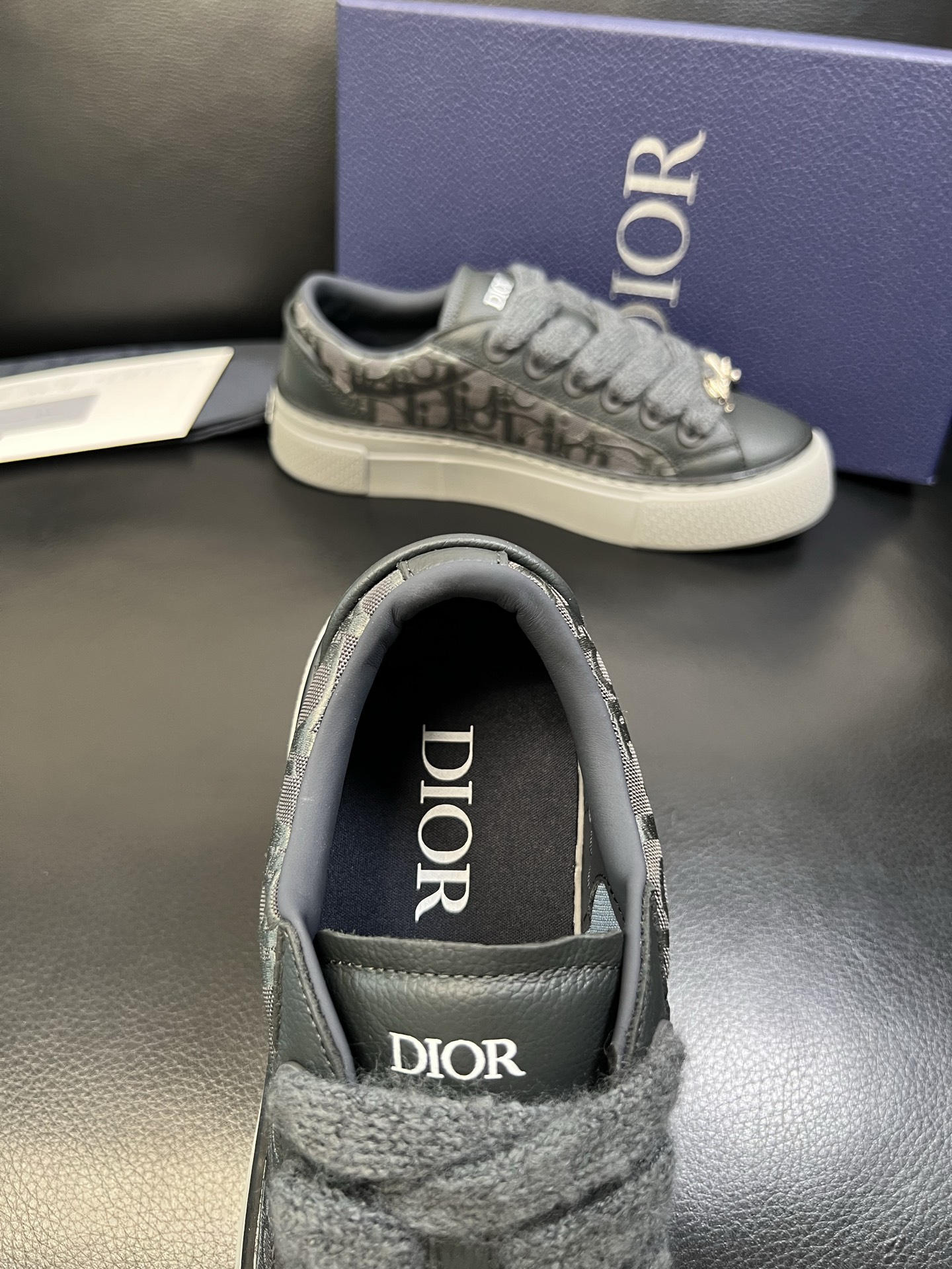 Dior 顶级工艺品 迪奥 专柜同步 原厂配置，意大利进口原版牛皮面料，透气舒适进口水染牛里垫，鞋底：原