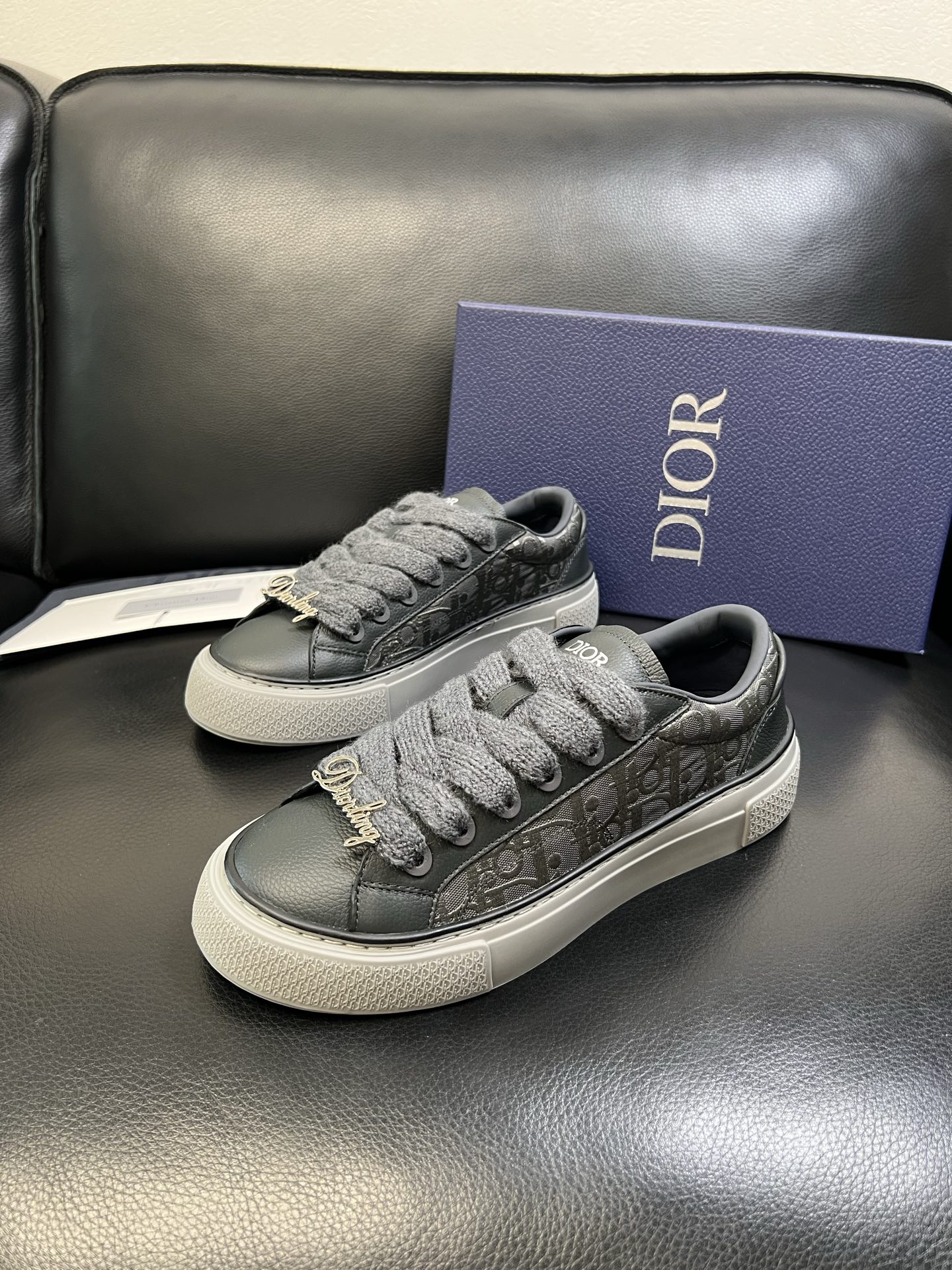 Dior 顶级工艺品 迪奥 专柜同步 原厂配置，意大利进口原版牛皮面料，透气舒适进口水染牛里垫，鞋底：原