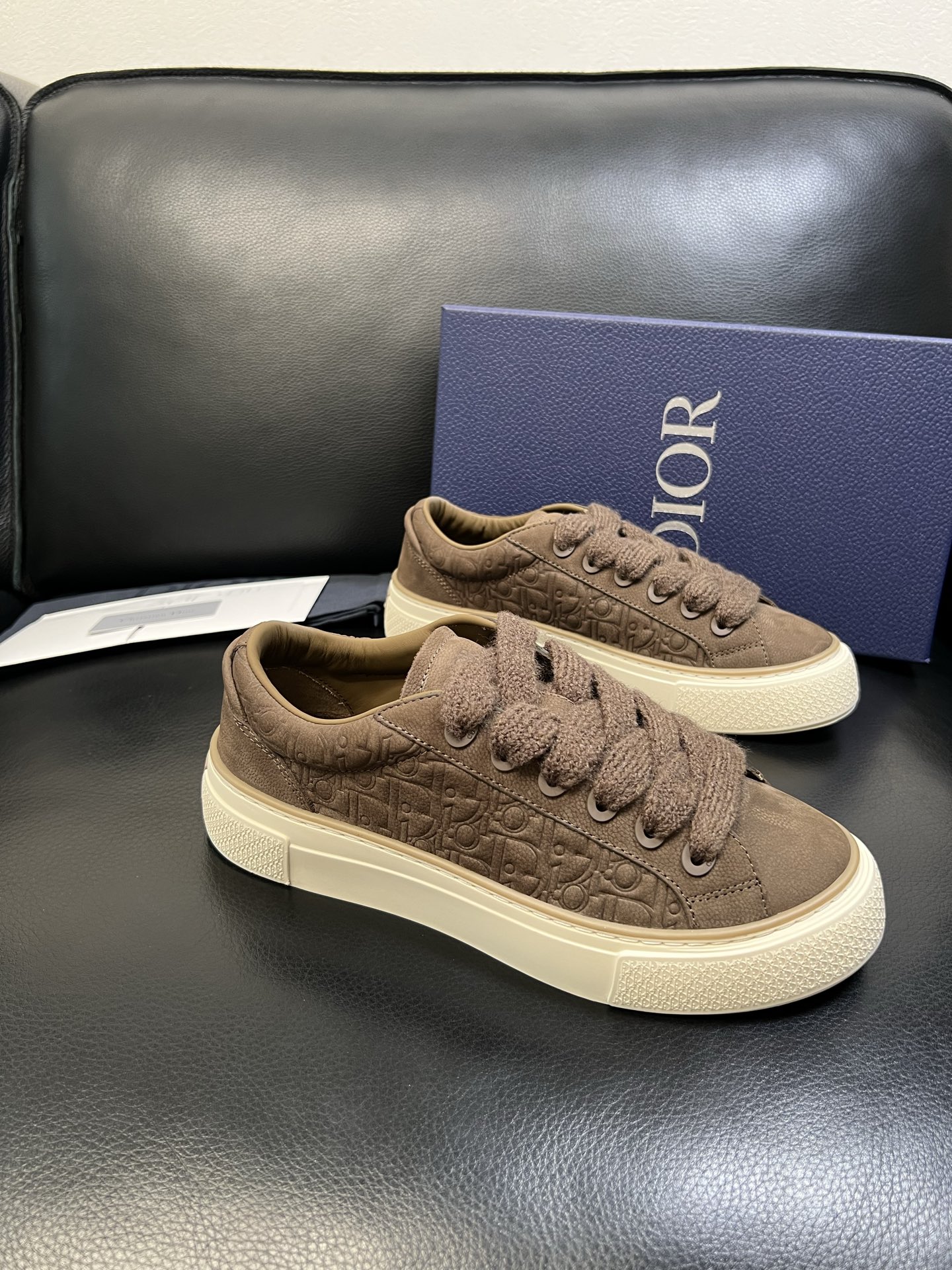 NO:557815,Dior top handicrafts, Dior counter synchronization, original factory configuration, original cowhide fabric imported from Italy, breathable and comfortable imported water-dyed cowhide lining, soles specially provided by the original factory and super comfortable, original factory high-quality single goods, you can enter and exit the counter at will, welcome to compare counter synchronization, code number 39-44 (order 38 45 46),, dior, dior, cowhide19860909Dior 顶级工艺品 迪奥 专柜同步 原厂配置,意大利进口原版牛皮面料,透气舒适进口水染牛里垫,鞋底原厂特供原版底超级舒适,原厂跟单货高品质,可随意进出专柜,欢迎对比专柜同步,码数 39-44（订 38 45 46),,dior,dior,cowhide,Men's shoes