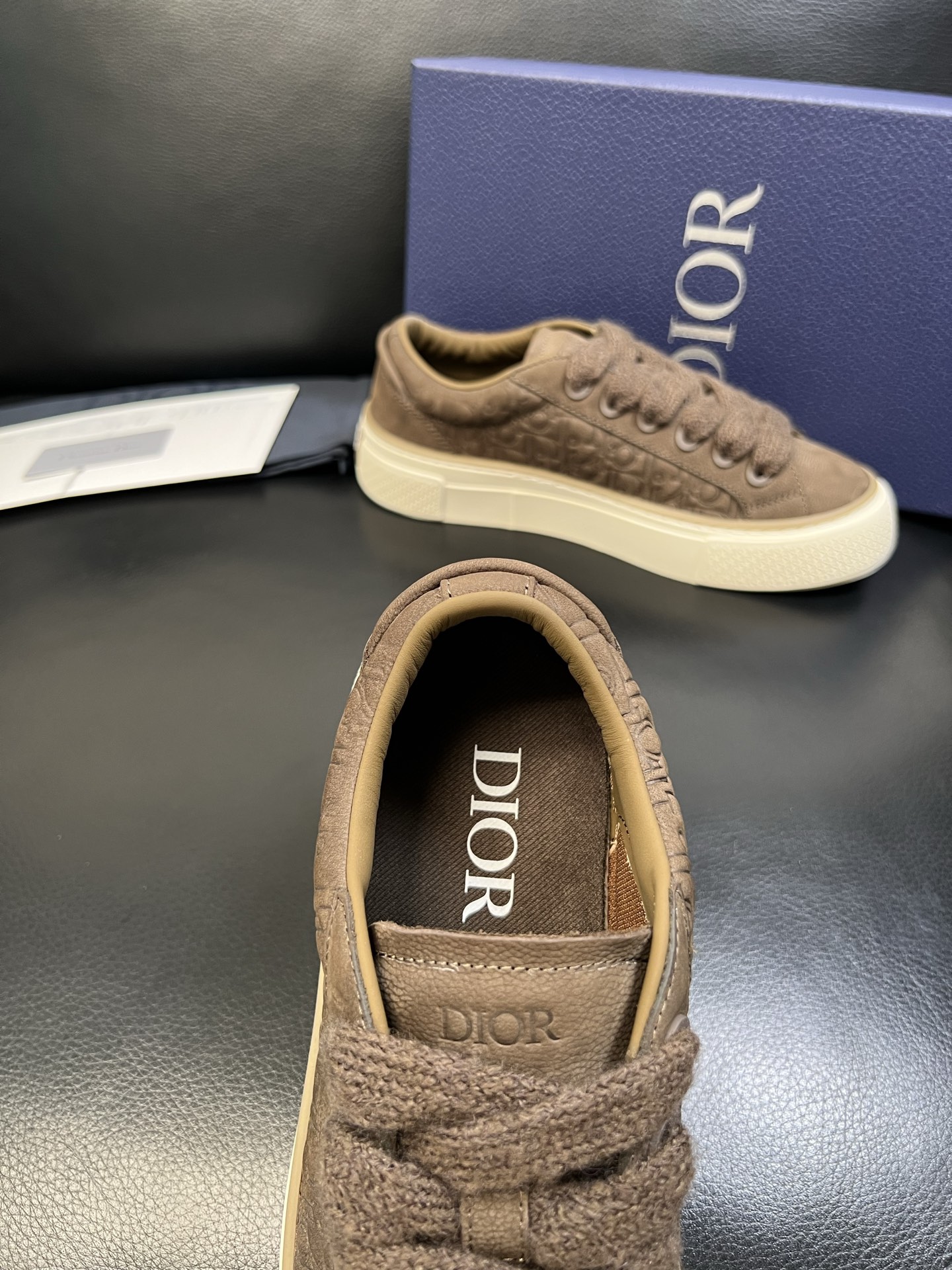 Dior 顶级工艺品 迪奥 专柜同步 原厂配置，意大利进口原版牛皮面料，透气舒适进口水染牛里垫，鞋底：原