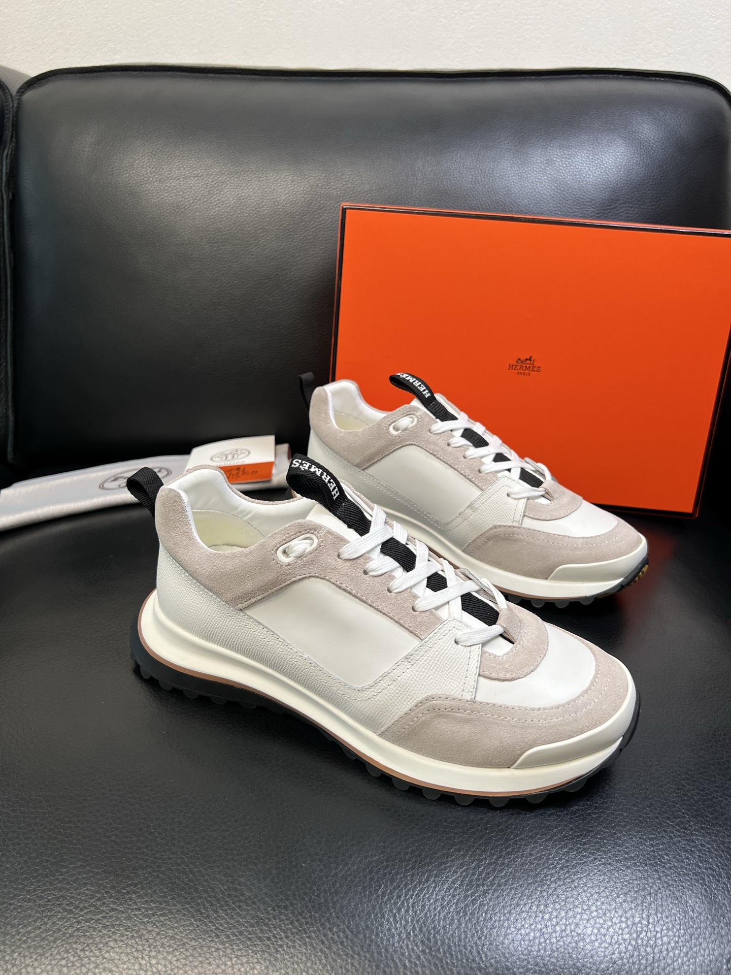 NO:557820,Hermes is a high-quality, top-level purchasing agent. The Hermès counter sells the original configuration at the same time. Original cowhide fabric imported from Italy, high-quality splicing technology, fully imported water-dyed cowhide lining. The original sole is super comfortable. You are welcome to compare the original factory with the single product. The code number is 38-44 (custom-made 45), hermes, hermes, cowhide19860909Hermes 高品质 顶级代购 爱马仕 专柜同步发售原厂配置,意大利进口原版牛皮面料,高品质拼接工艺,全进口水染牛皮里垫,鞋底原厂特供原版底超级舒适,原厂跟单货欢迎对比,码数 38-44（ 订做 45）,,hermes,hermes,cowhide,Men's shoes