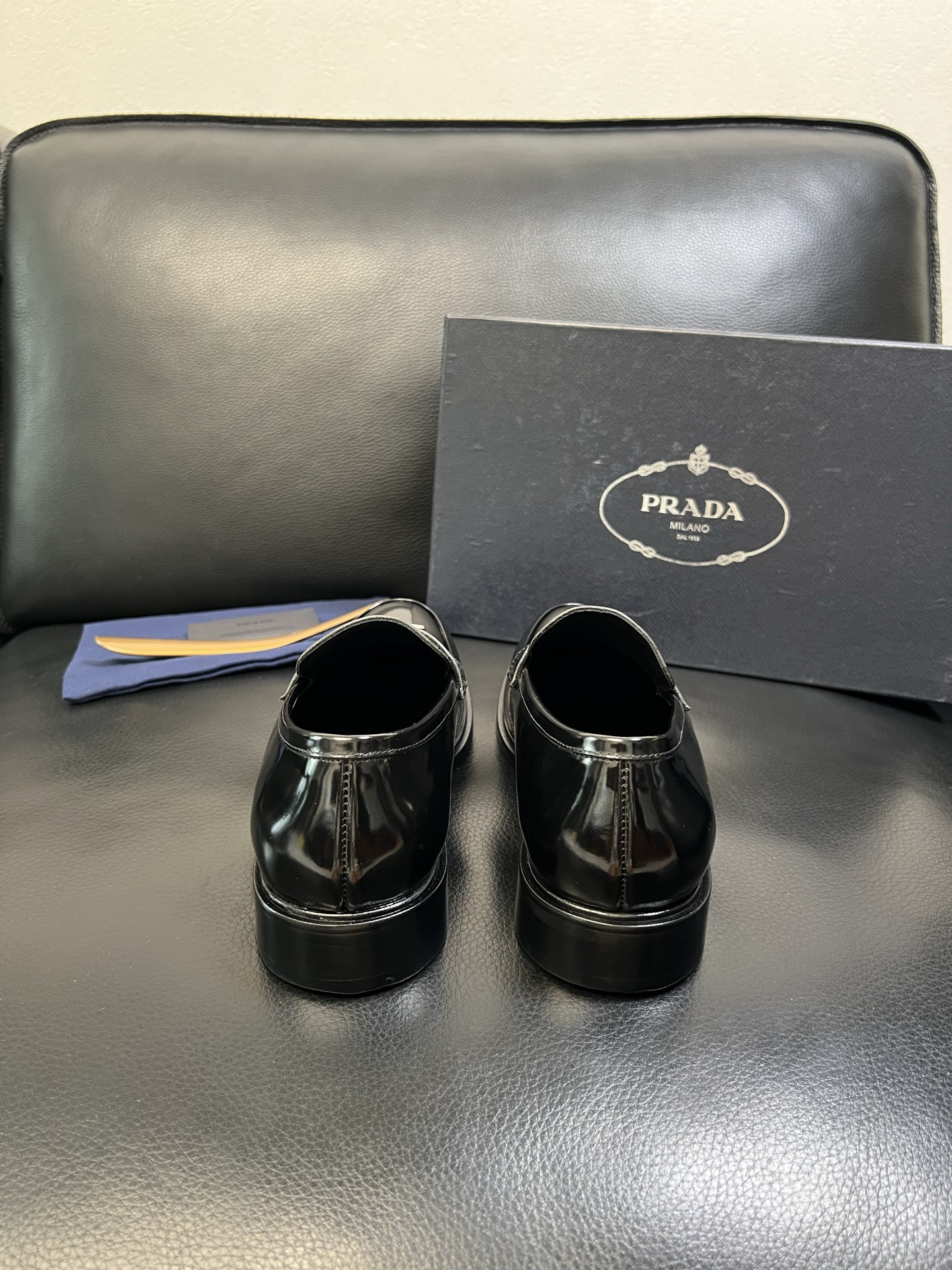 PRADA 高品质 顶级工艺品 普拉达 皮鞋专柜同步 原厂配置，意大利进口原版牛皮面料，透气舒适进口水染
