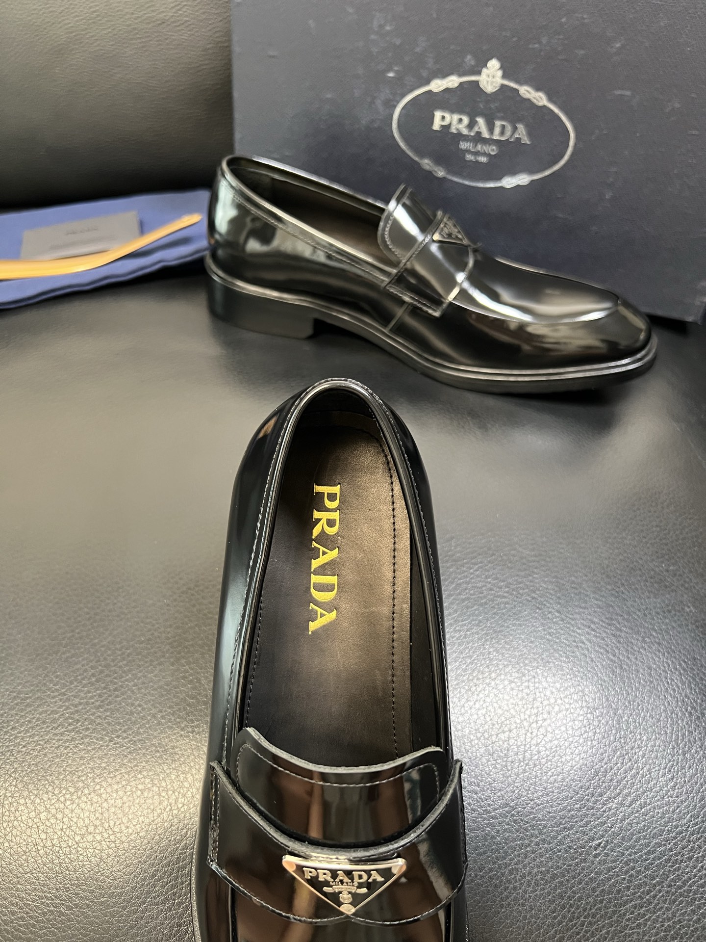 PRADA 高品质 顶级工艺品 普拉达 皮鞋专柜同步 原厂配置，意大利进口原版牛皮面料，透气舒适进口水染