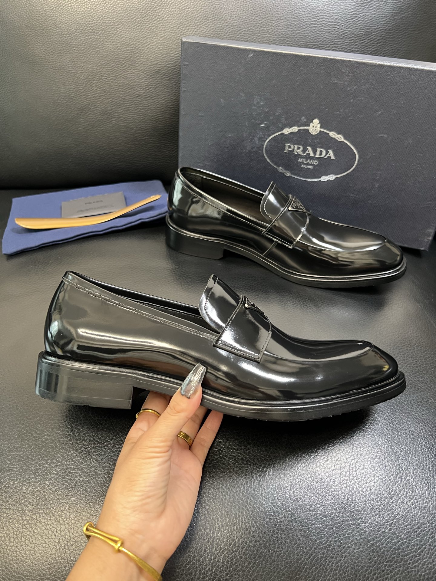 PRADA 高品质 顶级工艺品 普拉达 皮鞋专柜同步 原厂配置，意大利进口原版牛皮面料，透气舒适进口水染