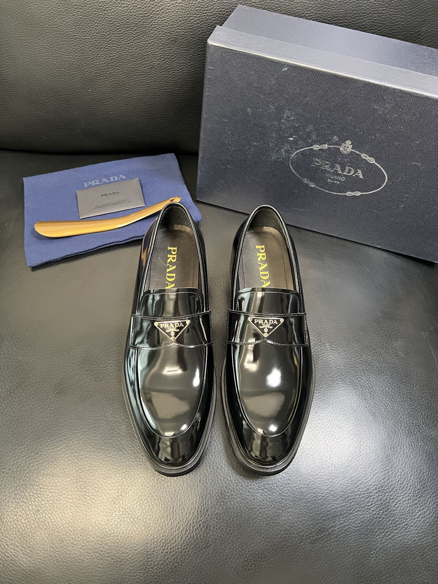 PRADA 高品质 顶级工艺品 普拉达 皮鞋专柜同步 原厂配置，意大利进口原版牛皮面料，透气舒适进口水染