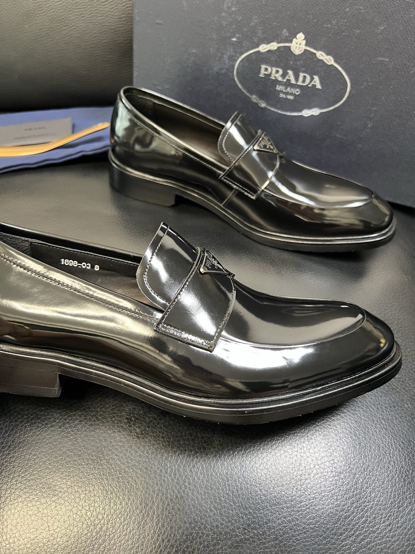 PRADA 高品质 顶级工艺品 普拉达 皮鞋专柜同步 原厂配置，意大利进口原版牛皮面料，透气舒适进口水染