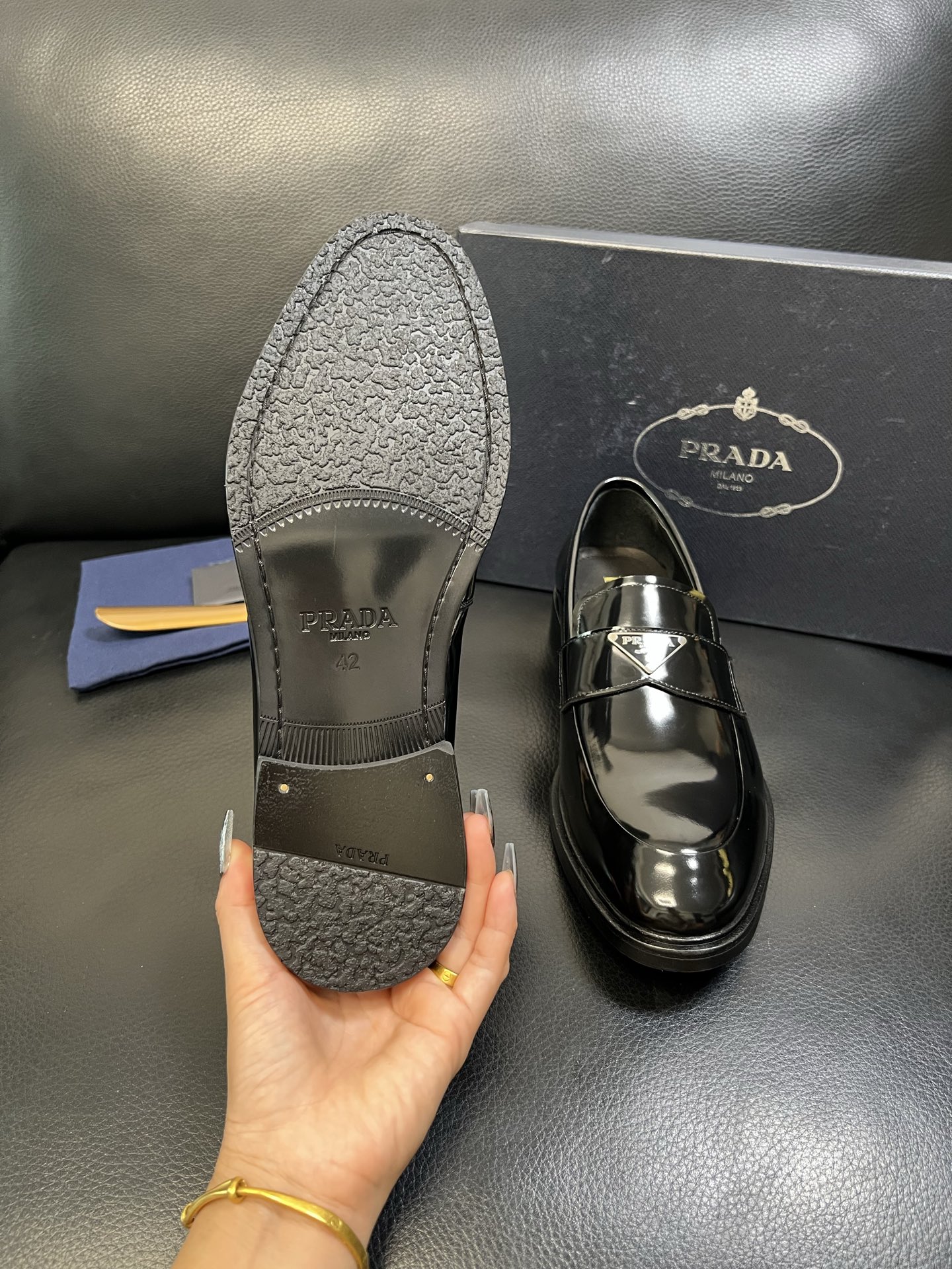 PRADA 高品质 顶级工艺品 普拉达 皮鞋专柜同步 原厂配置，意大利进口原版牛皮面料，透气舒适进口水染