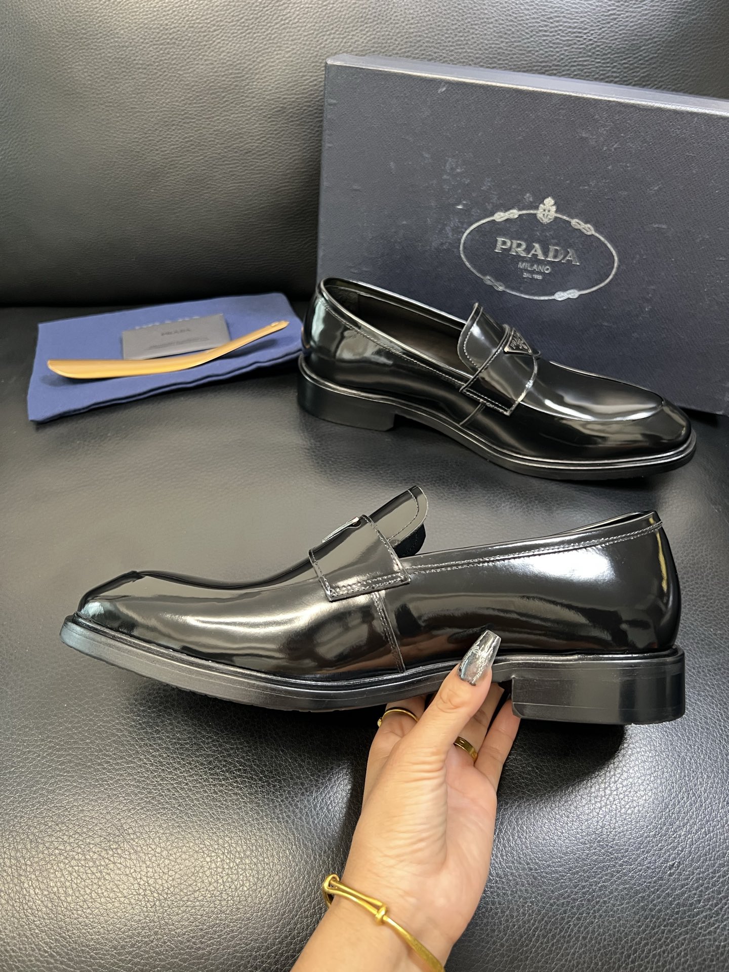 PRADA 高品质 顶级工艺品 普拉达 皮鞋专柜同步 原厂配置，意大利进口原版牛皮面料，透气舒适进口水染