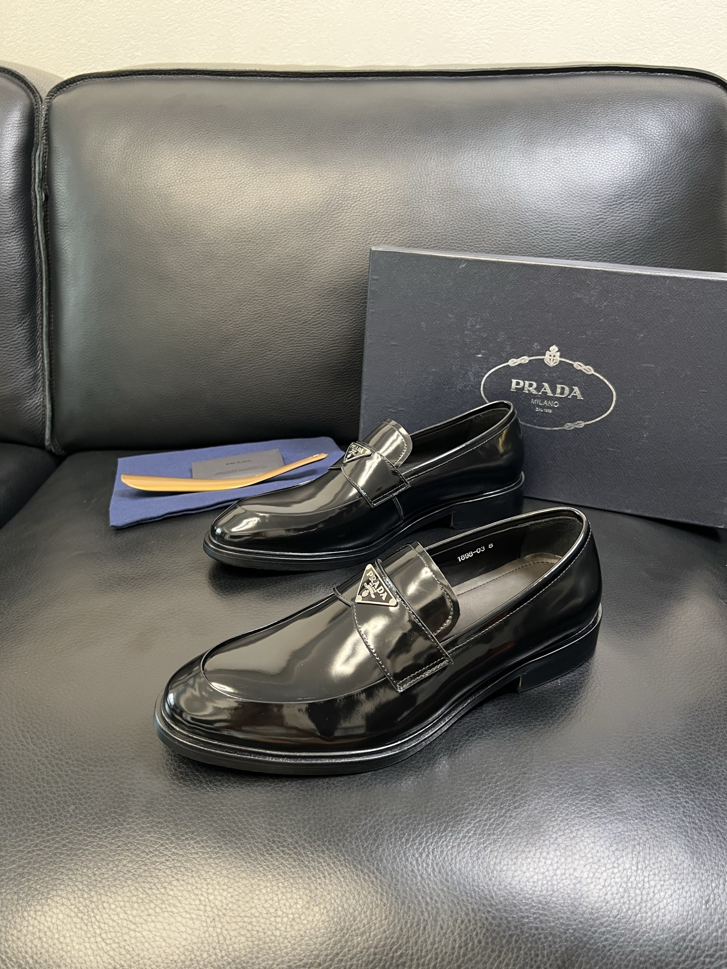 PRADA 高品质 顶级工艺品 普拉达 皮鞋专柜同步 原厂配置，意大利进口原版牛皮面料，透气舒适进口水染