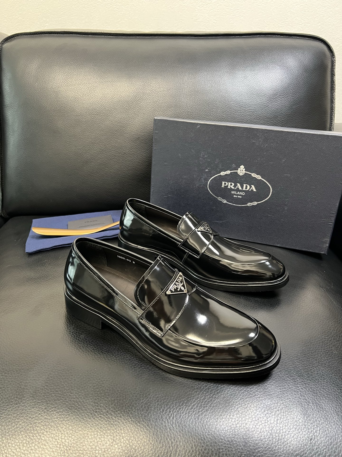 PRADA 高品质 顶级工艺品 普拉达 皮鞋专柜同步 原厂配置，意大利进口原版牛皮面料，透气舒适进口水染