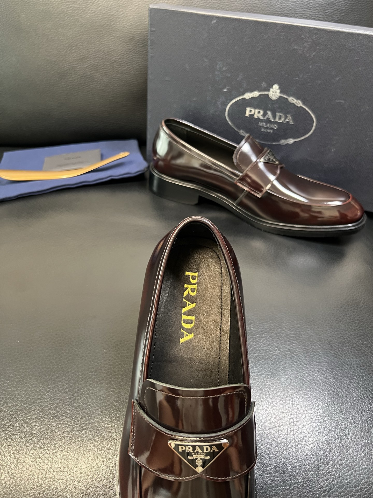 PRADA 高品质 顶级工艺品 普拉达 皮鞋专柜同步 原厂配置，意大利进口原版牛皮面料，透气舒适进口水染