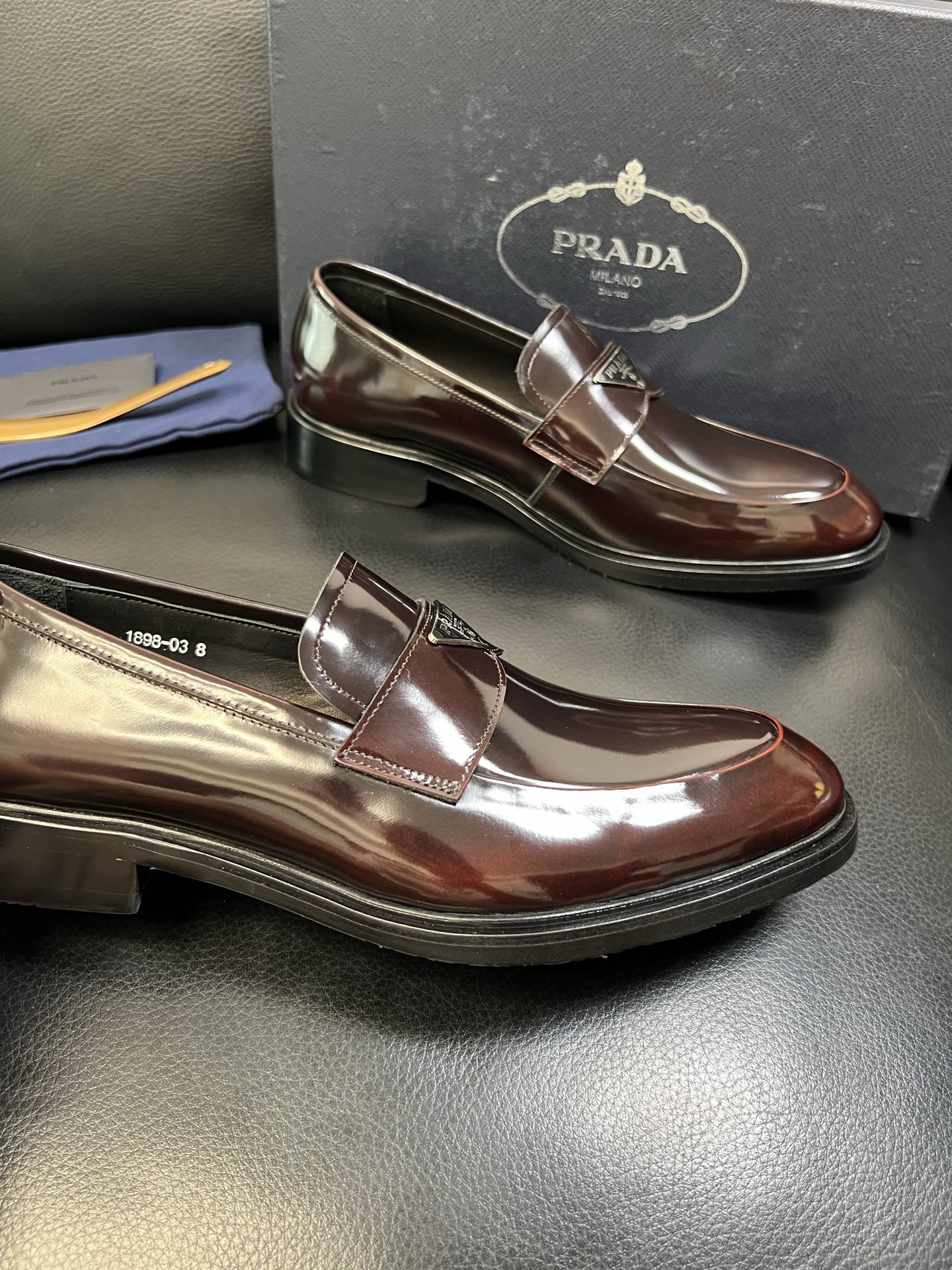 PRADA 高品质 顶级工艺品 普拉达 皮鞋专柜同步 原厂配置，意大利进口原版牛皮面料，透气舒适进口水染