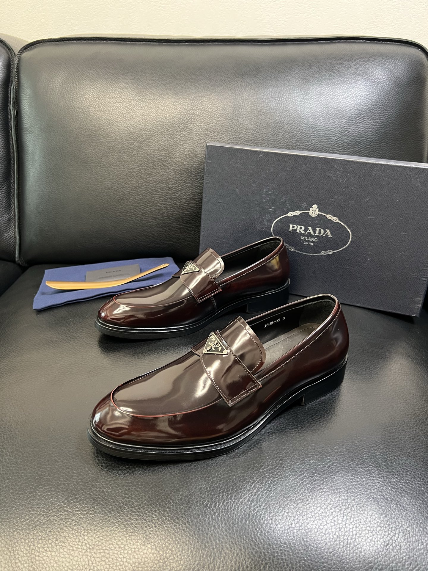PRADA 高品质 顶级工艺品 普拉达 皮鞋专柜同步 原厂配置，意大利进口原版牛皮面料，透气舒适进口水染