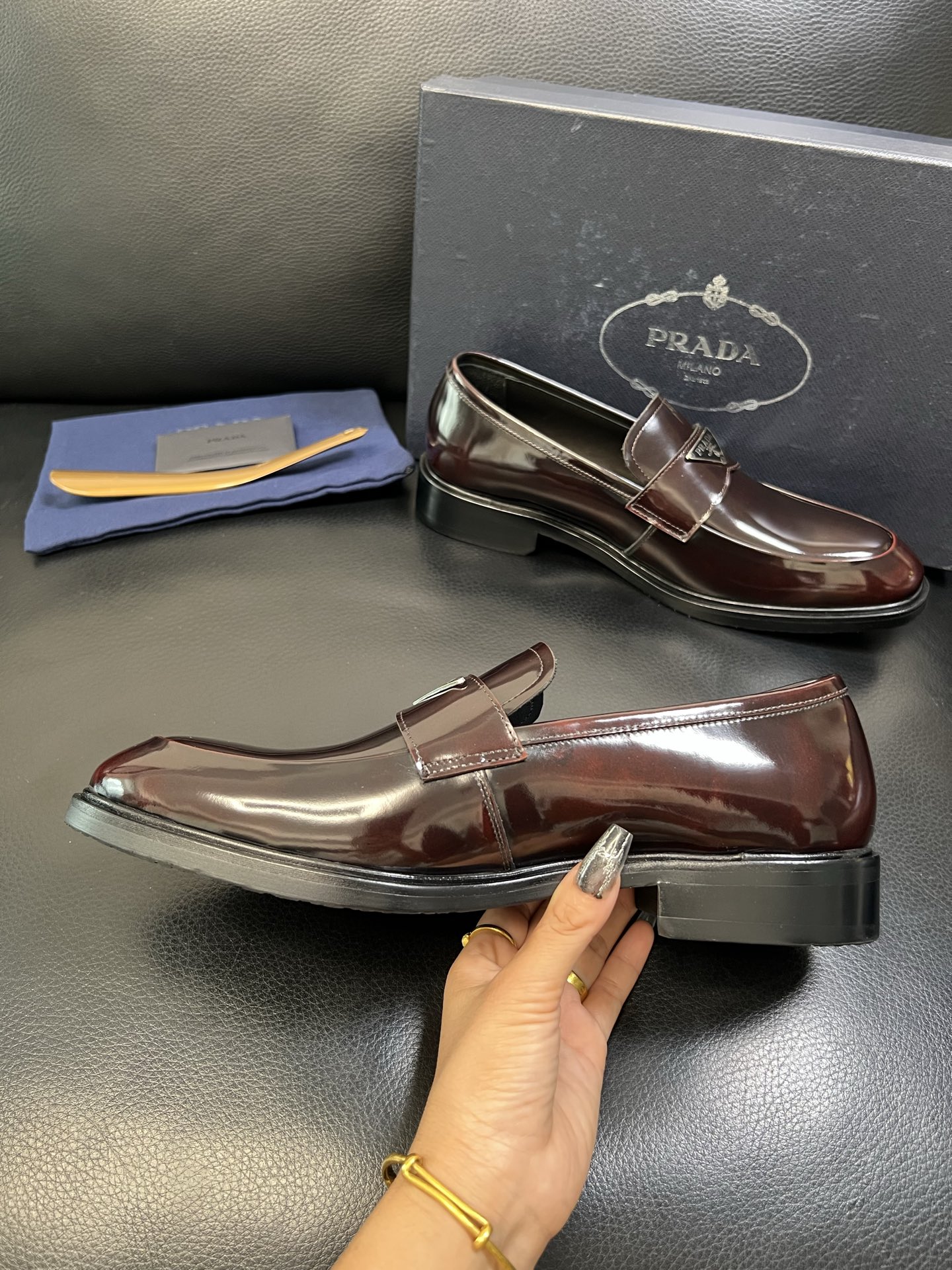 PRADA 高品质 顶级工艺品 普拉达 皮鞋专柜同步 原厂配置，意大利进口原版牛皮面料，透气舒适进口水染