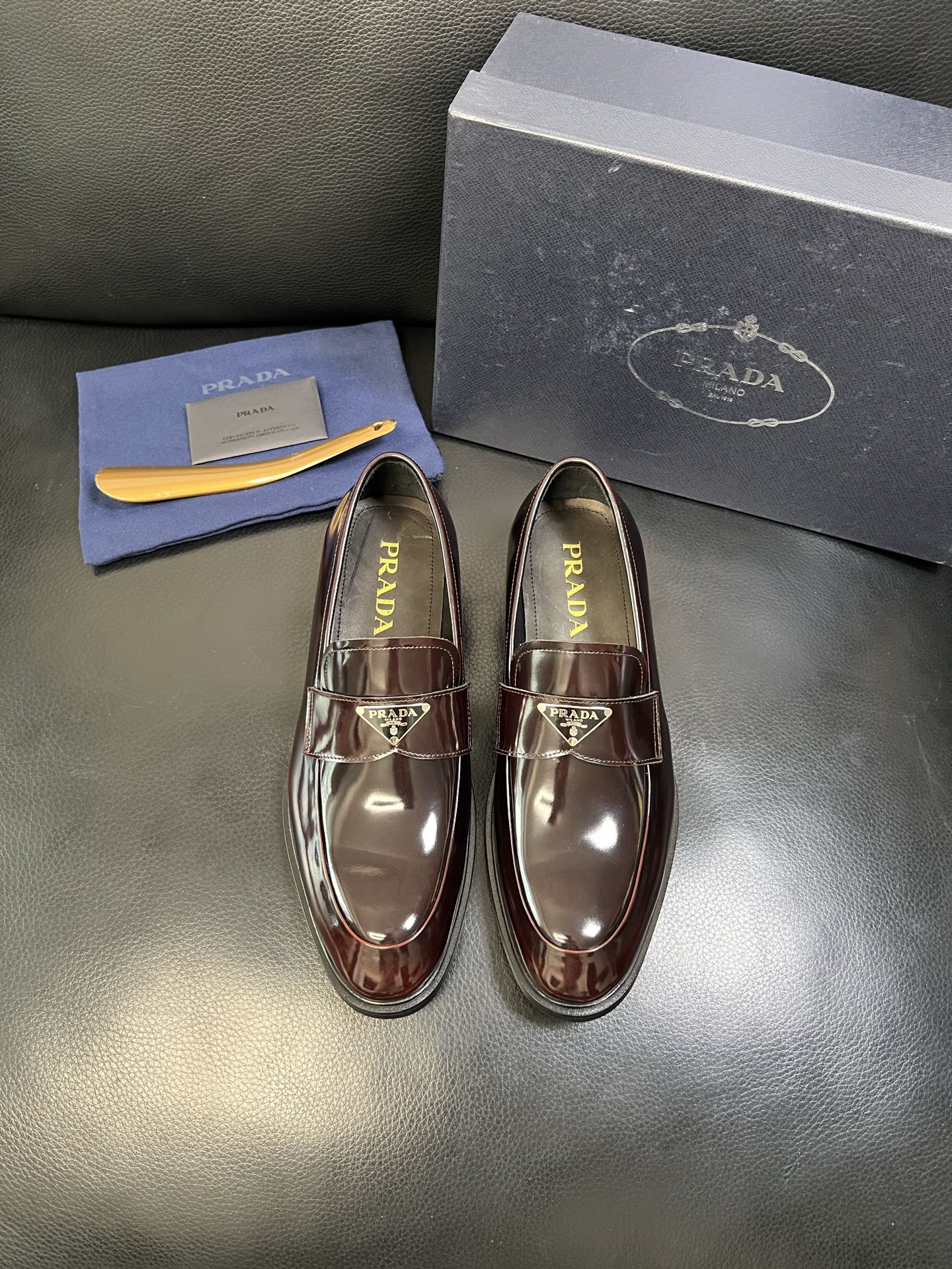 PRADA 高品质 顶级工艺品 普拉达 皮鞋专柜同步 原厂配置，意大利进口原版牛皮面料，透气舒适进口水染