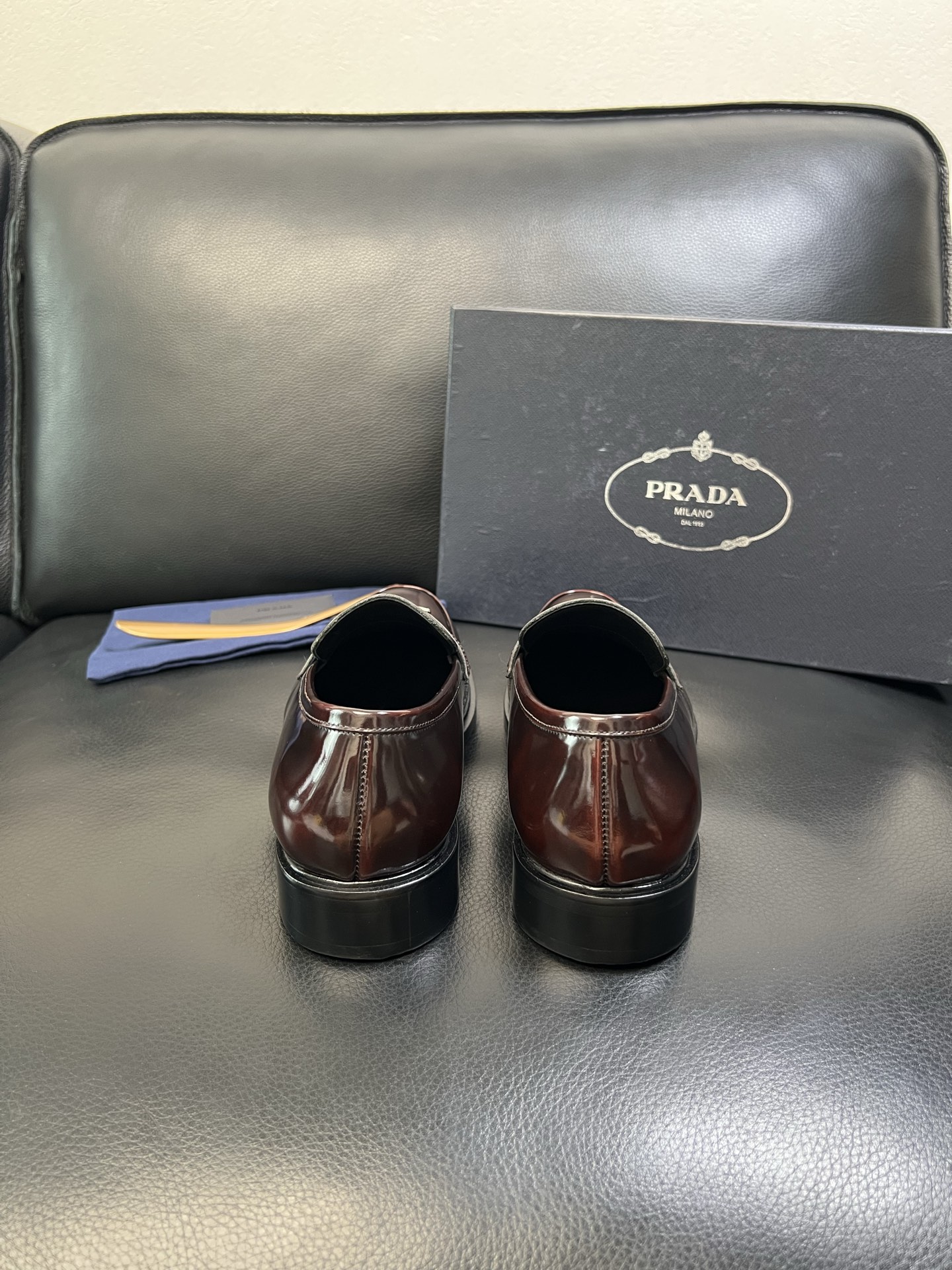 PRADA 高品质 顶级工艺品 普拉达 皮鞋专柜同步 原厂配置，意大利进口原版牛皮面料，透气舒适进口水染