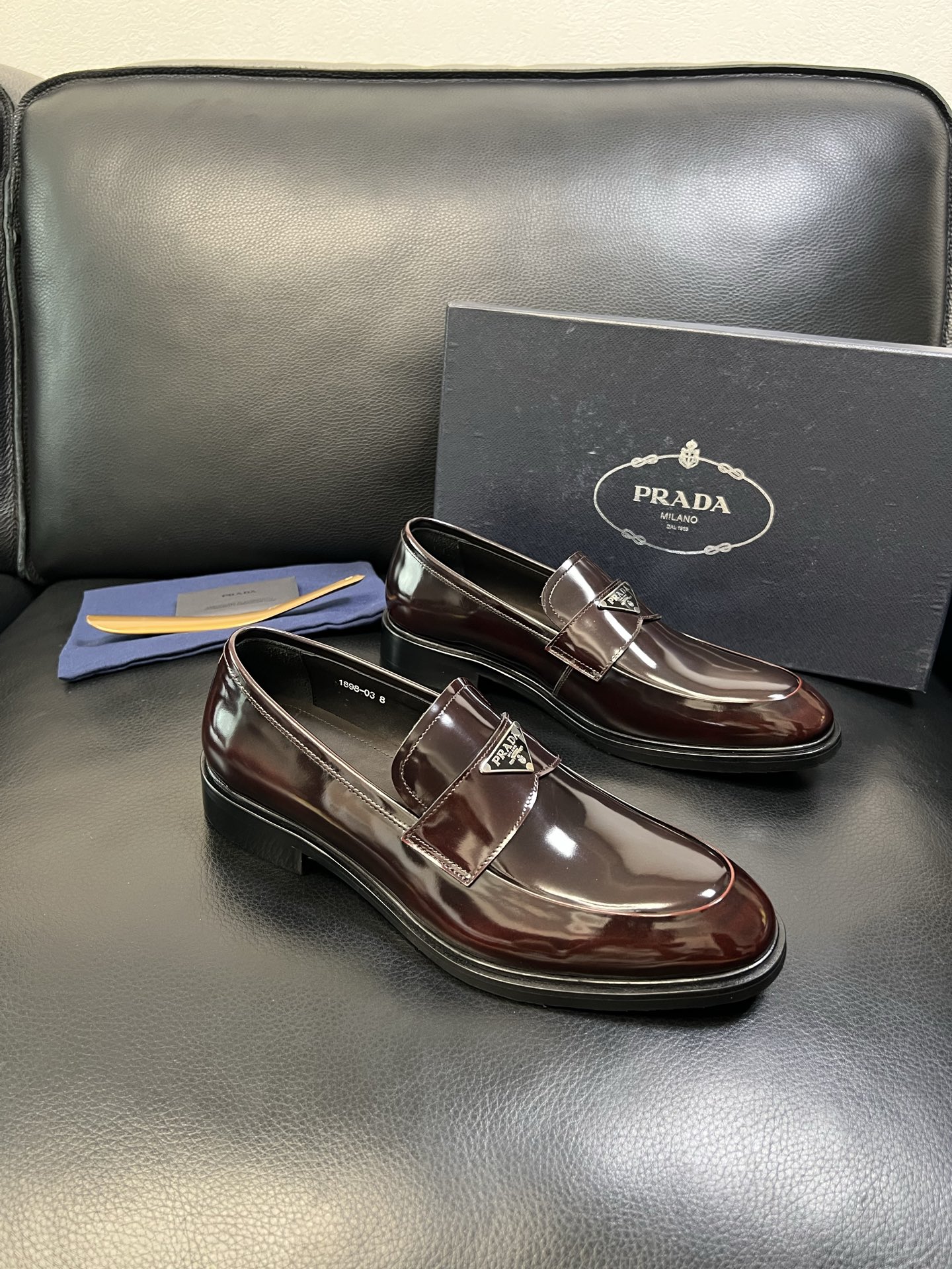 PRADA 高品质 顶级工艺品 普拉达 皮鞋专柜同步 原厂配置，意大利进口原版牛皮面料，透气舒适进口水染