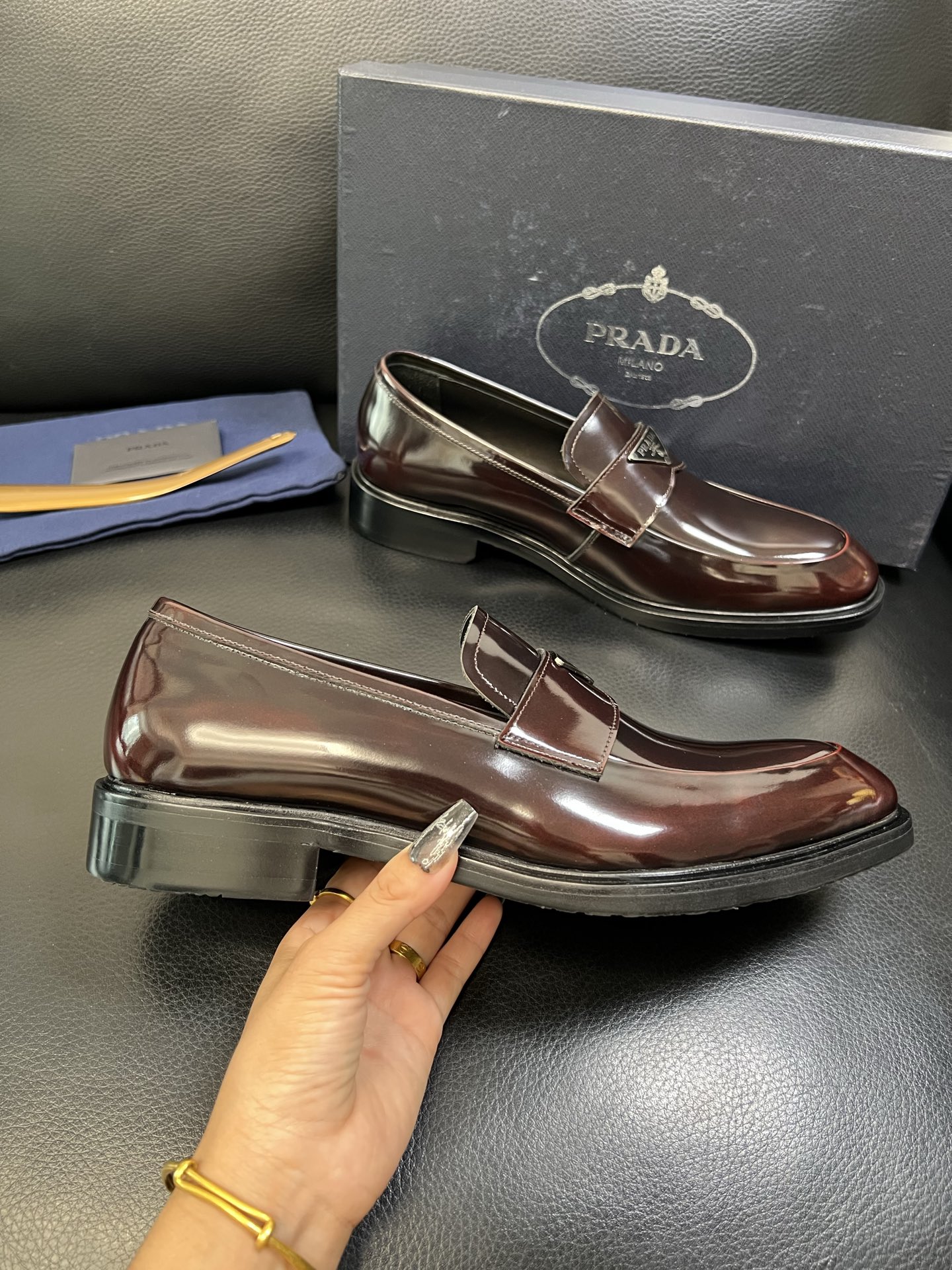 PRADA 高品质 顶级工艺品 普拉达 皮鞋专柜同步 原厂配置，意大利进口原版牛皮面料，透气舒适进口水染