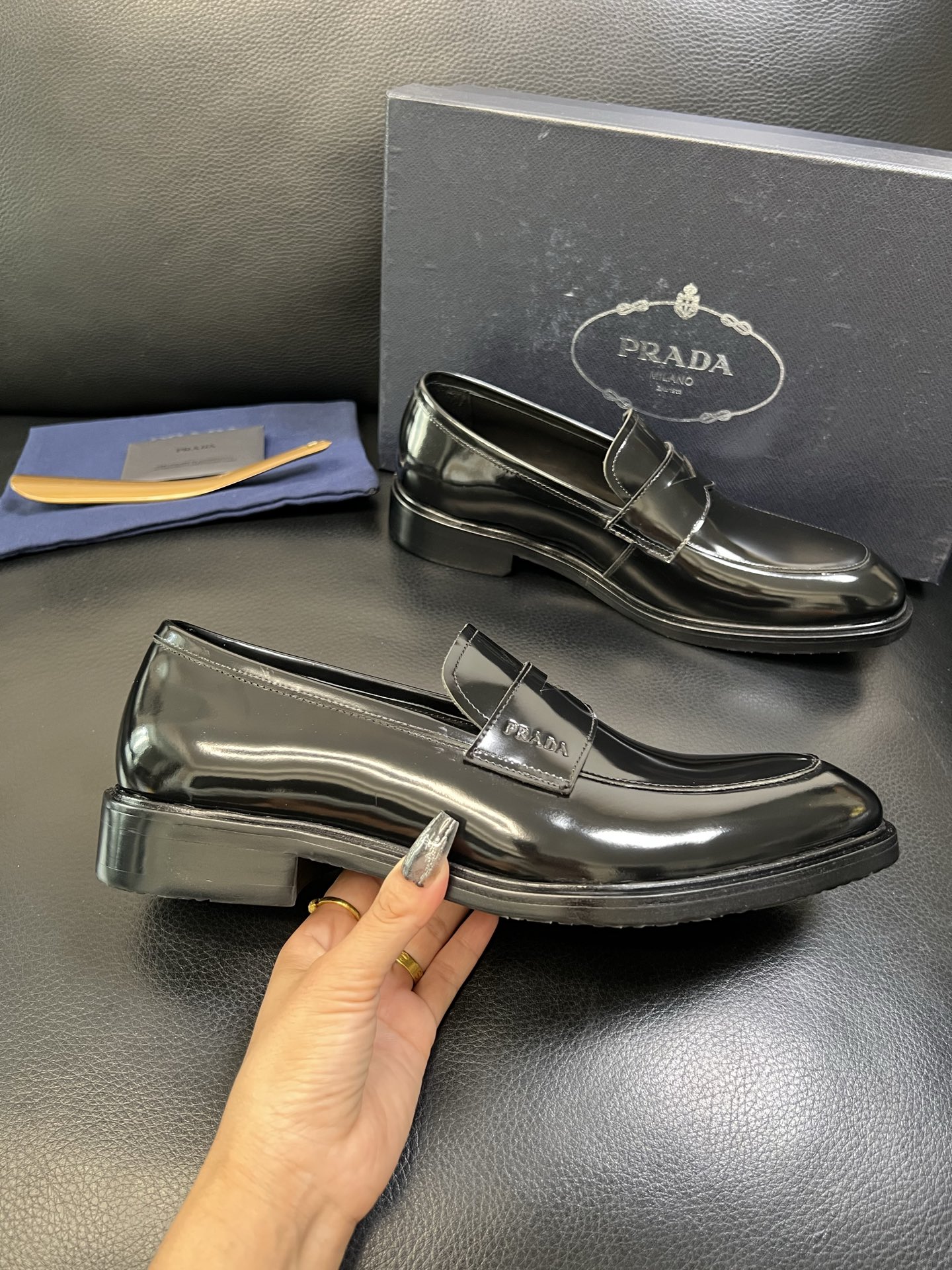 PRADA 高品质 顶级工艺品 普拉达 皮鞋专柜同步 原厂配置，意大利进口原版牛皮面料，透气舒适进口水染