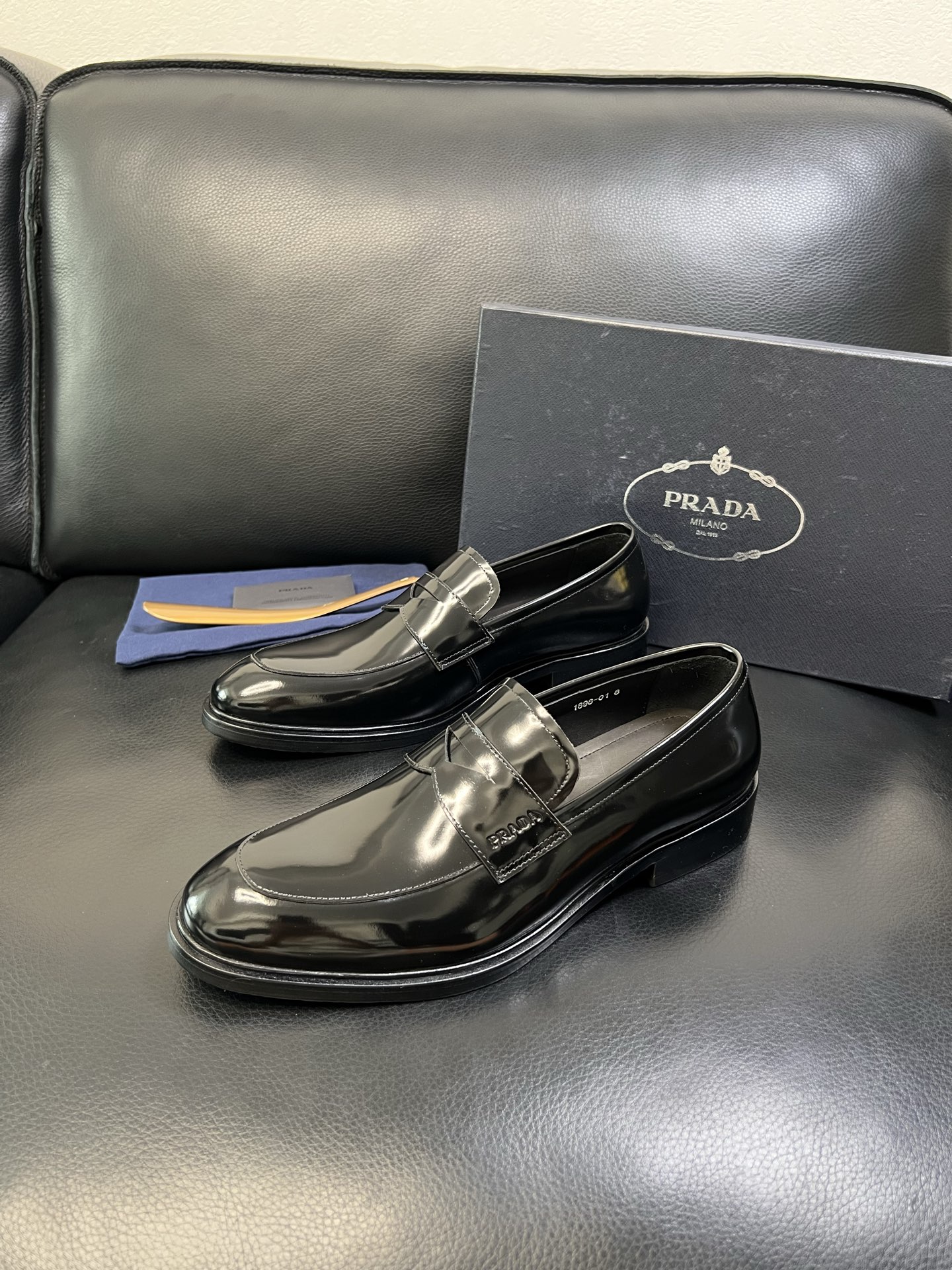 PRADA 高品质 顶级工艺品 普拉达 皮鞋专柜同步 原厂配置，意大利进口原版牛皮面料，透气舒适进口水染