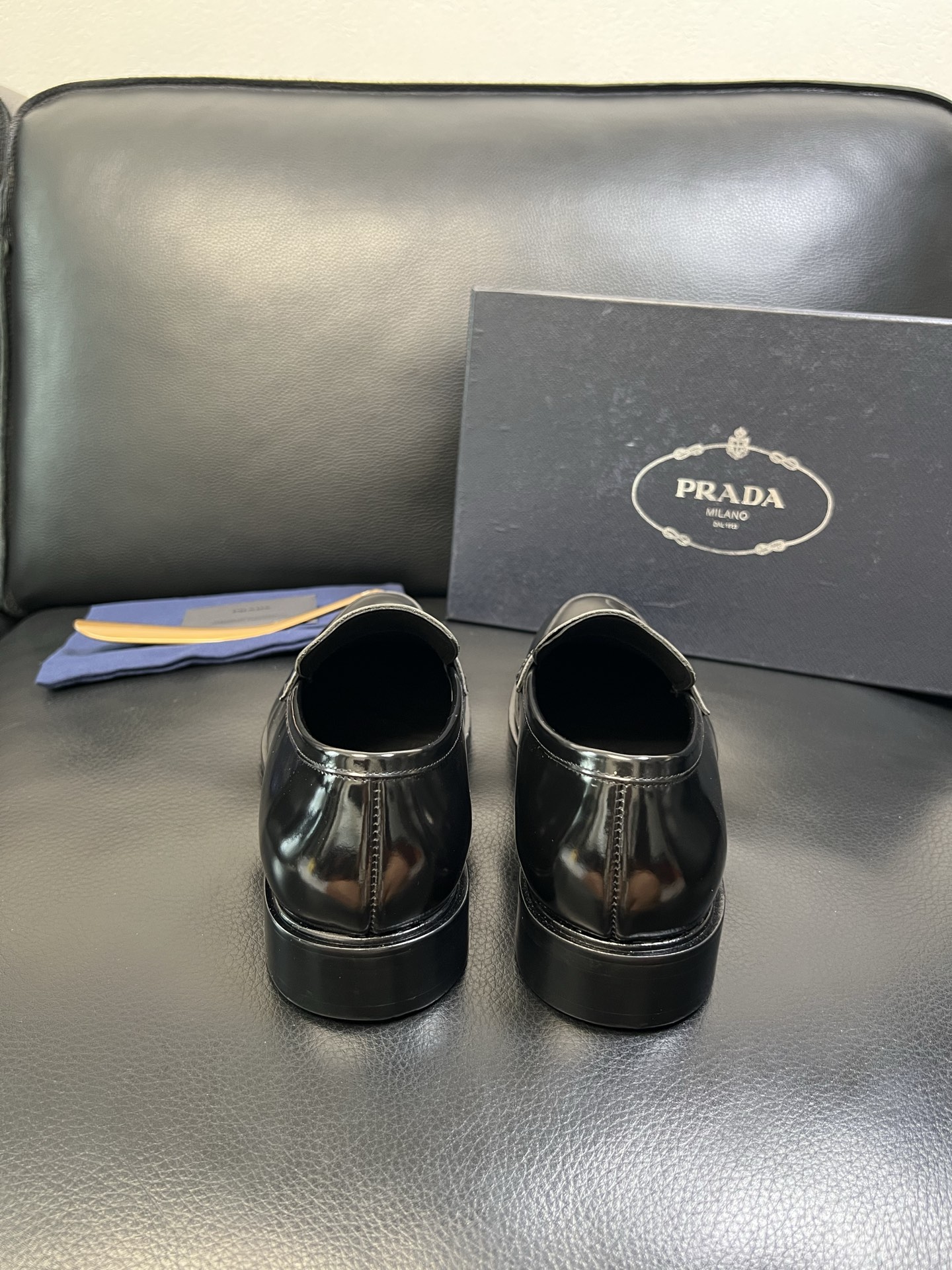 PRADA 高品质 顶级工艺品 普拉达 皮鞋专柜同步 原厂配置，意大利进口原版牛皮面料，透气舒适进口水染