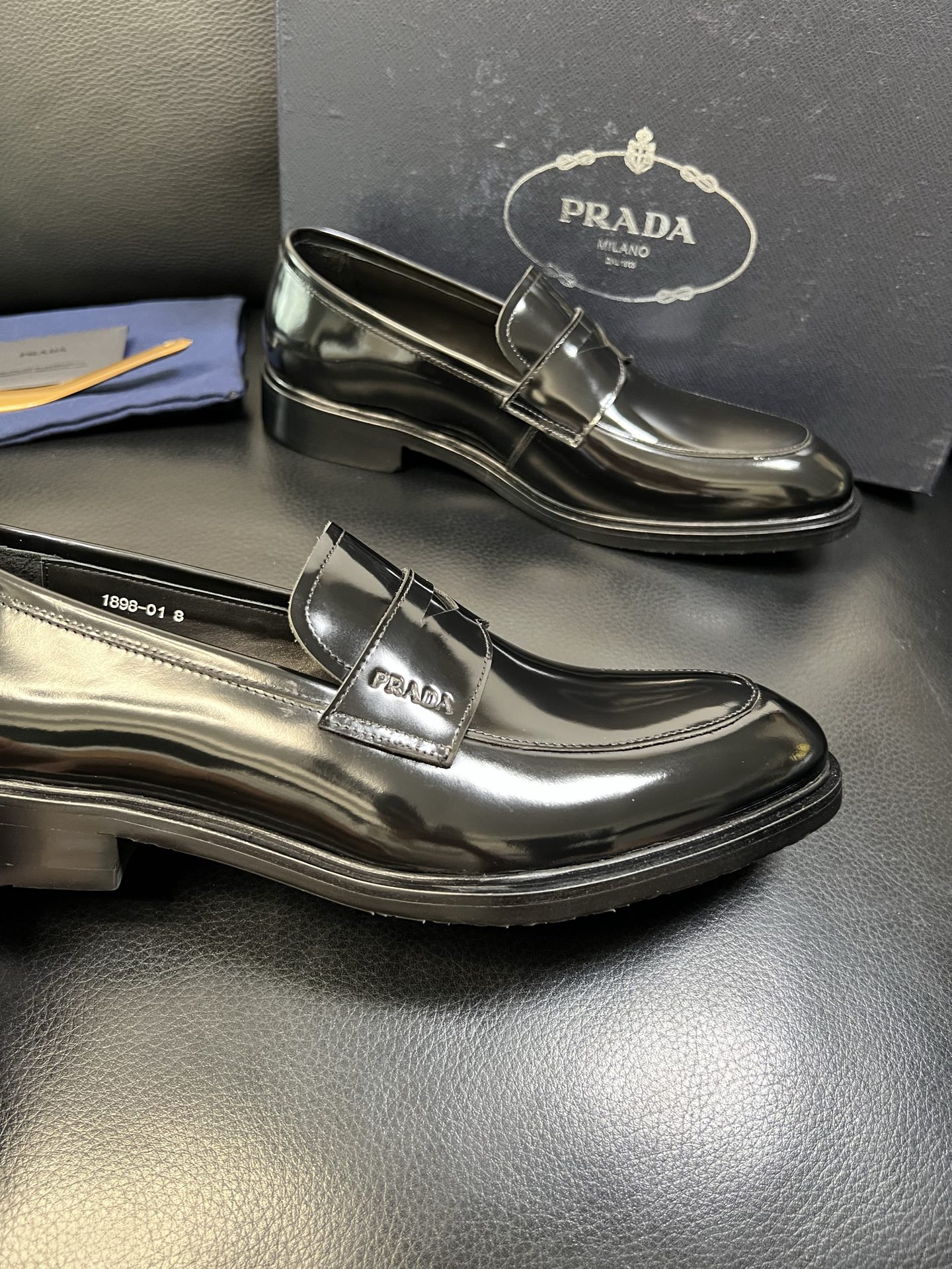 PRADA 高品质 顶级工艺品 普拉达 皮鞋专柜同步 原厂配置，意大利进口原版牛皮面料，透气舒适进口水染