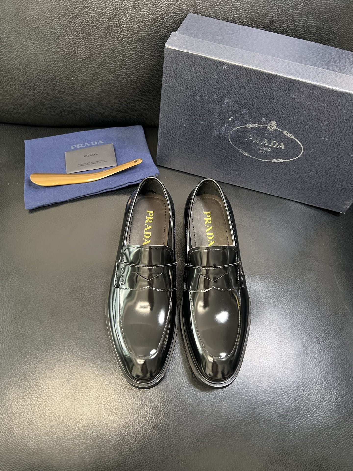 PRADA 高品质 顶级工艺品 普拉达 皮鞋专柜同步 原厂配置，意大利进口原版牛皮面料，透气舒适进口水染
