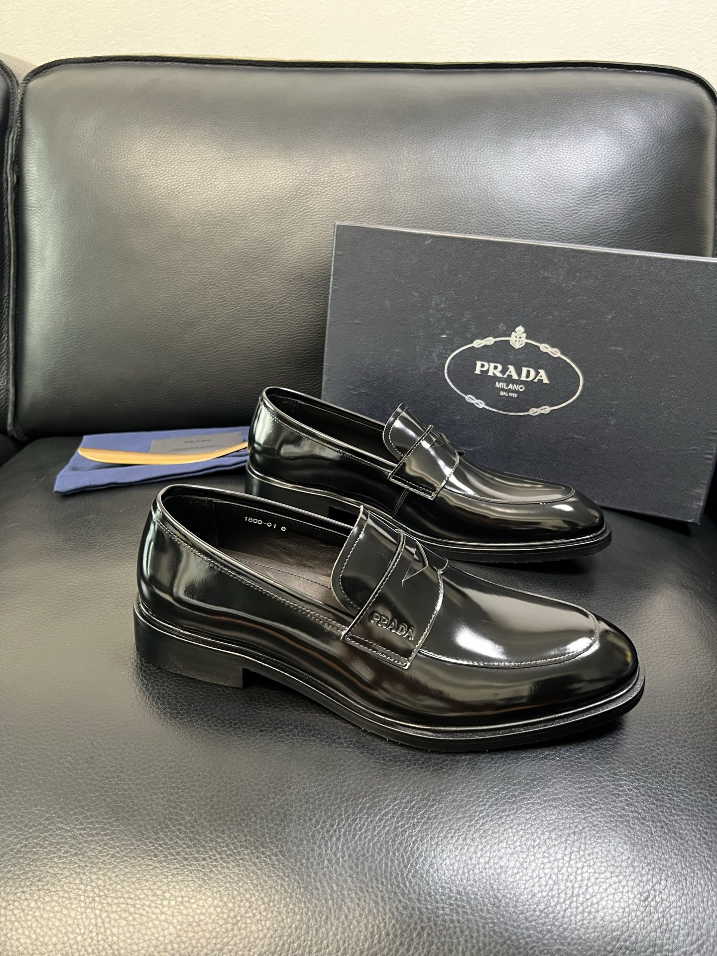 PRADA 高品质 顶级工艺品 普拉达 皮鞋专柜同步 原厂配置，意大利进口原版牛皮面料，透气舒适进口水染