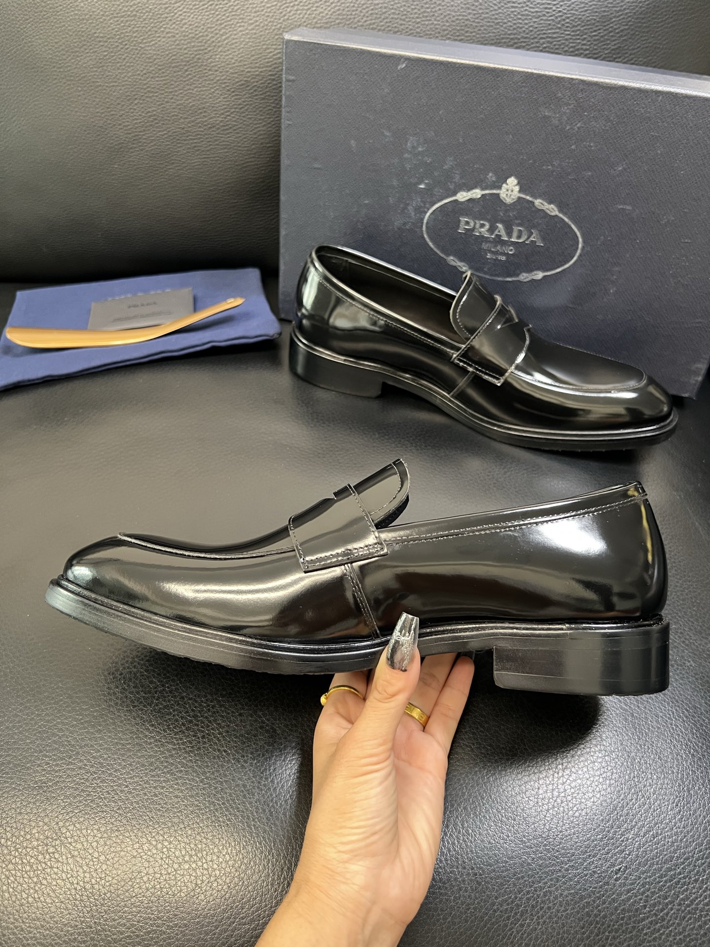 PRADA 高品质 顶级工艺品 普拉达 皮鞋专柜同步 原厂配置，意大利进口原版牛皮面料，透气舒适进口水染