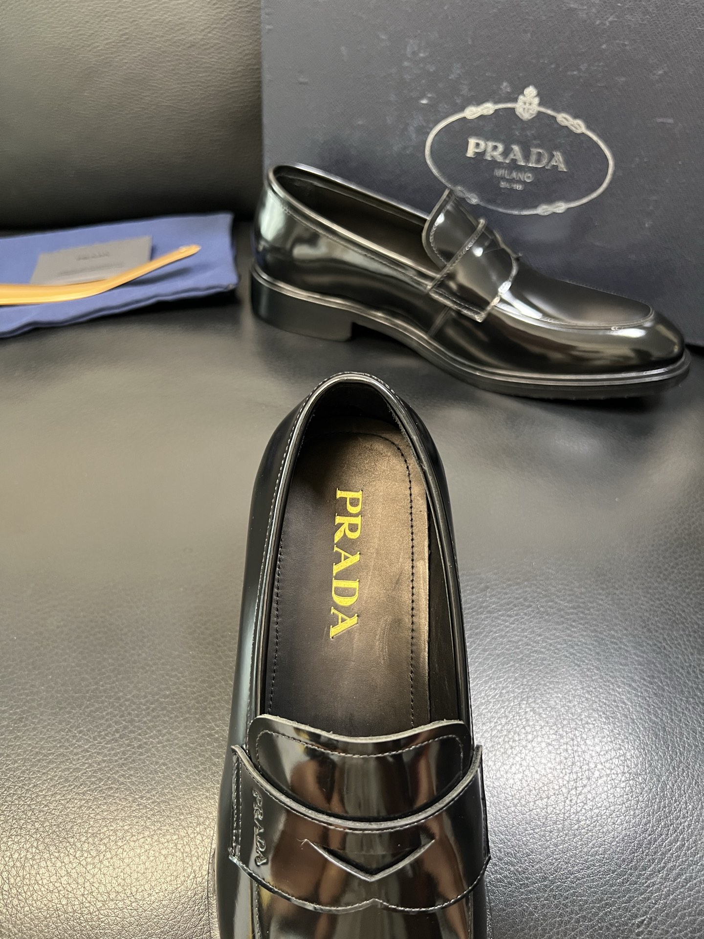 PRADA 高品质 顶级工艺品 普拉达 皮鞋专柜同步 原厂配置，意大利进口原版牛皮面料，透气舒适进口水染