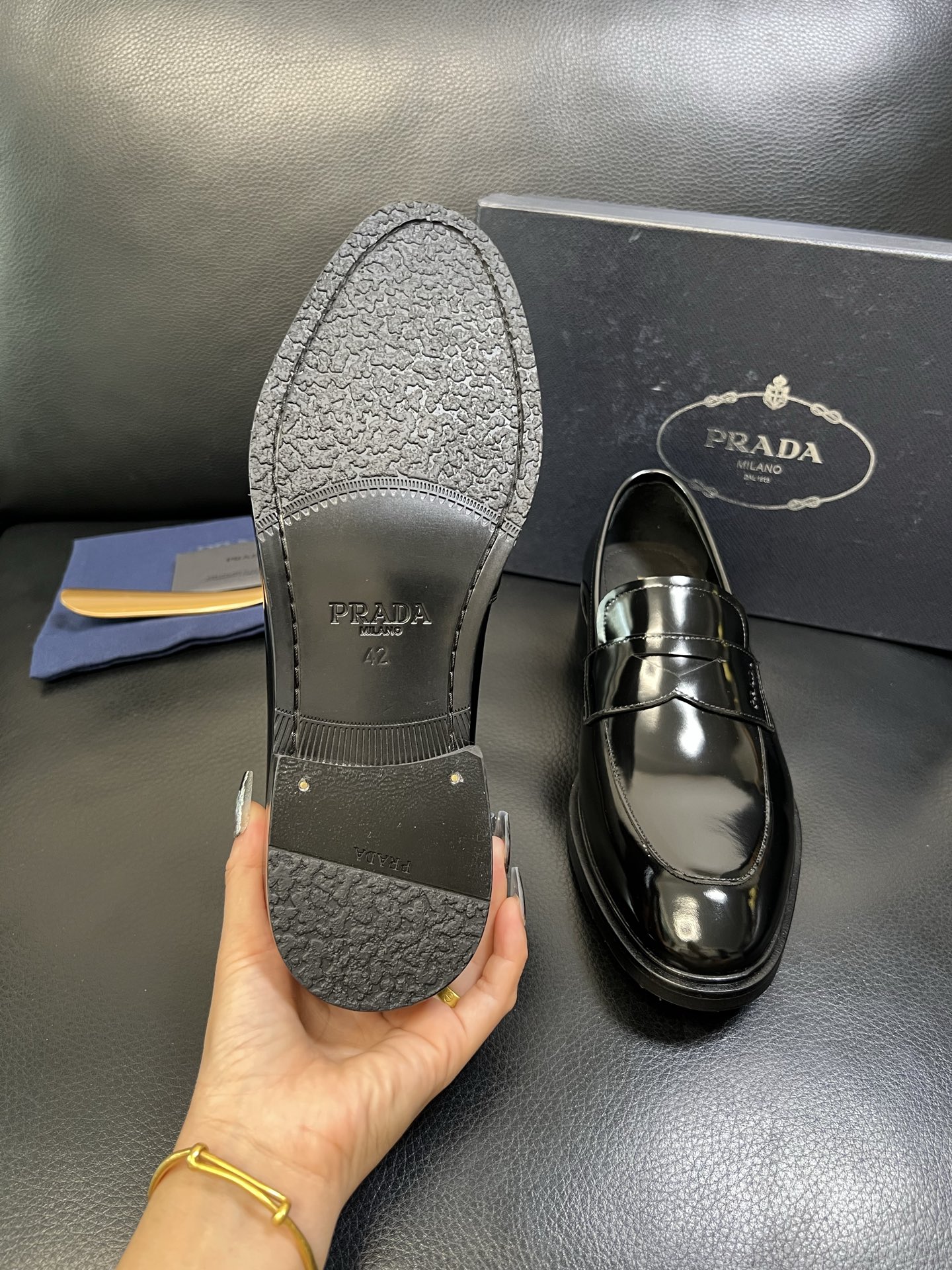PRADA 高品质 顶级工艺品 普拉达 皮鞋专柜同步 原厂配置，意大利进口原版牛皮面料，透气舒适进口水染