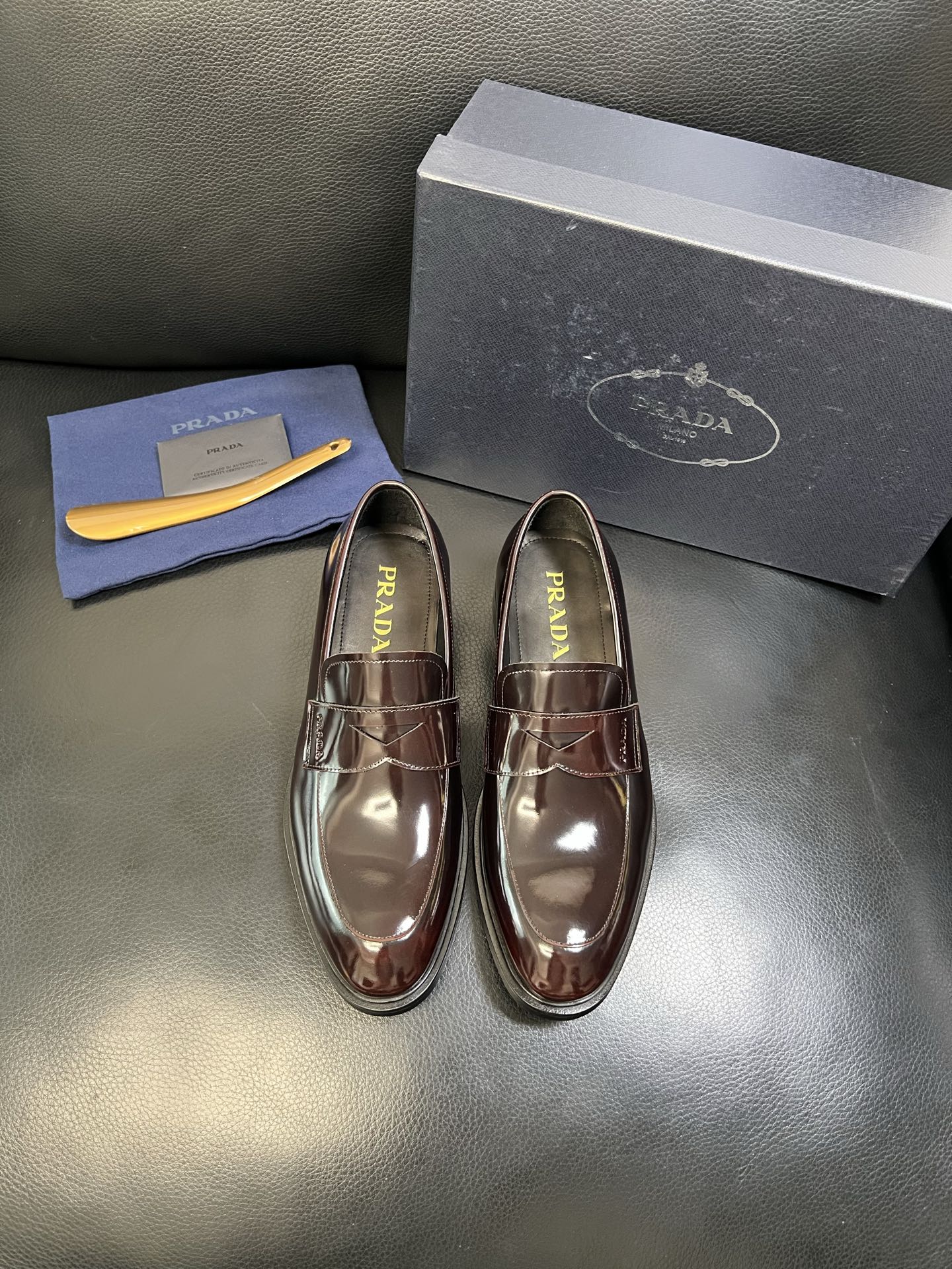 PRADA 高品质 顶级工艺品 普拉达 皮鞋专柜同步 原厂配置，意大利进口原版牛皮面料，透气舒适进口水染