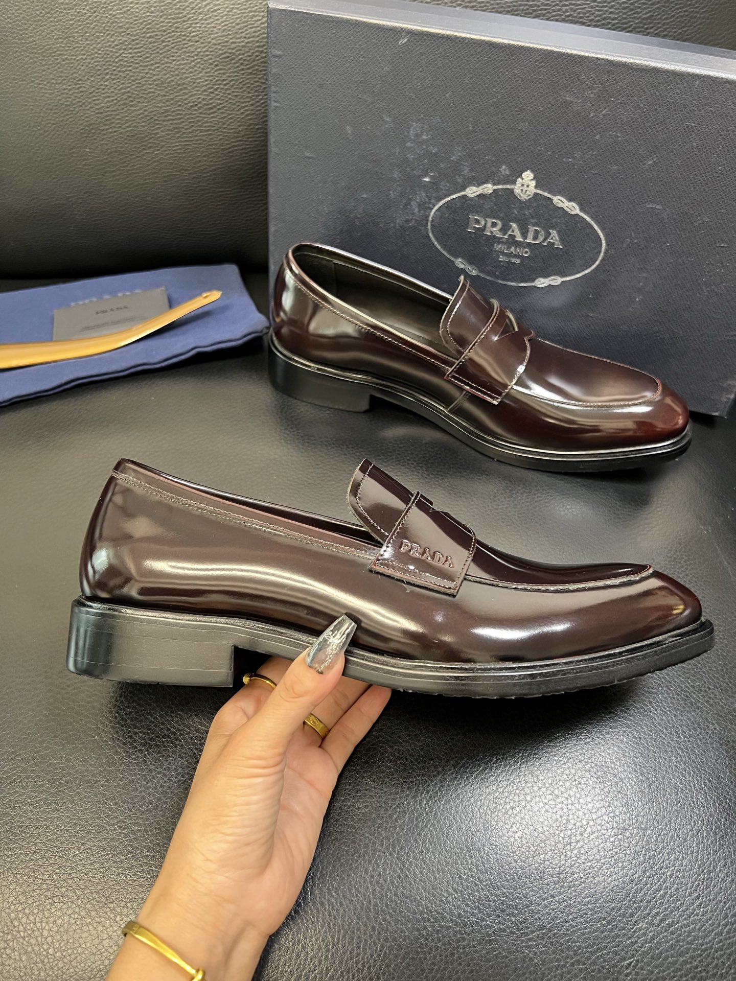 PRADA 高品质 顶级工艺品 普拉达 皮鞋专柜同步 原厂配置，意大利进口原版牛皮面料，透气舒适进口水染
